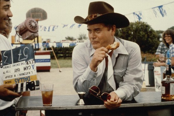 Larry Hagman on set of the 70s sitcom "Dallas" | Photo: Getty Images