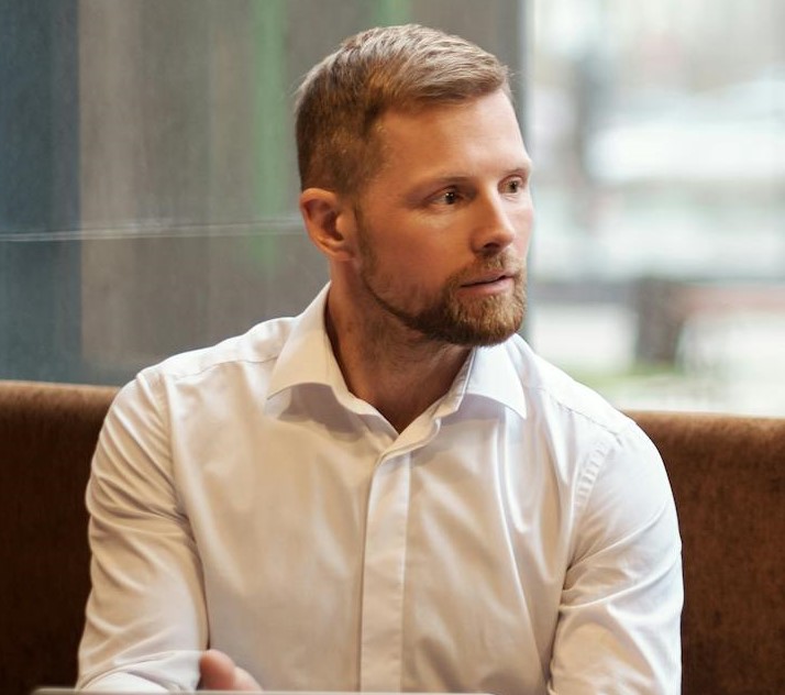 Close-up of a man looking to his side | Source: Pexels