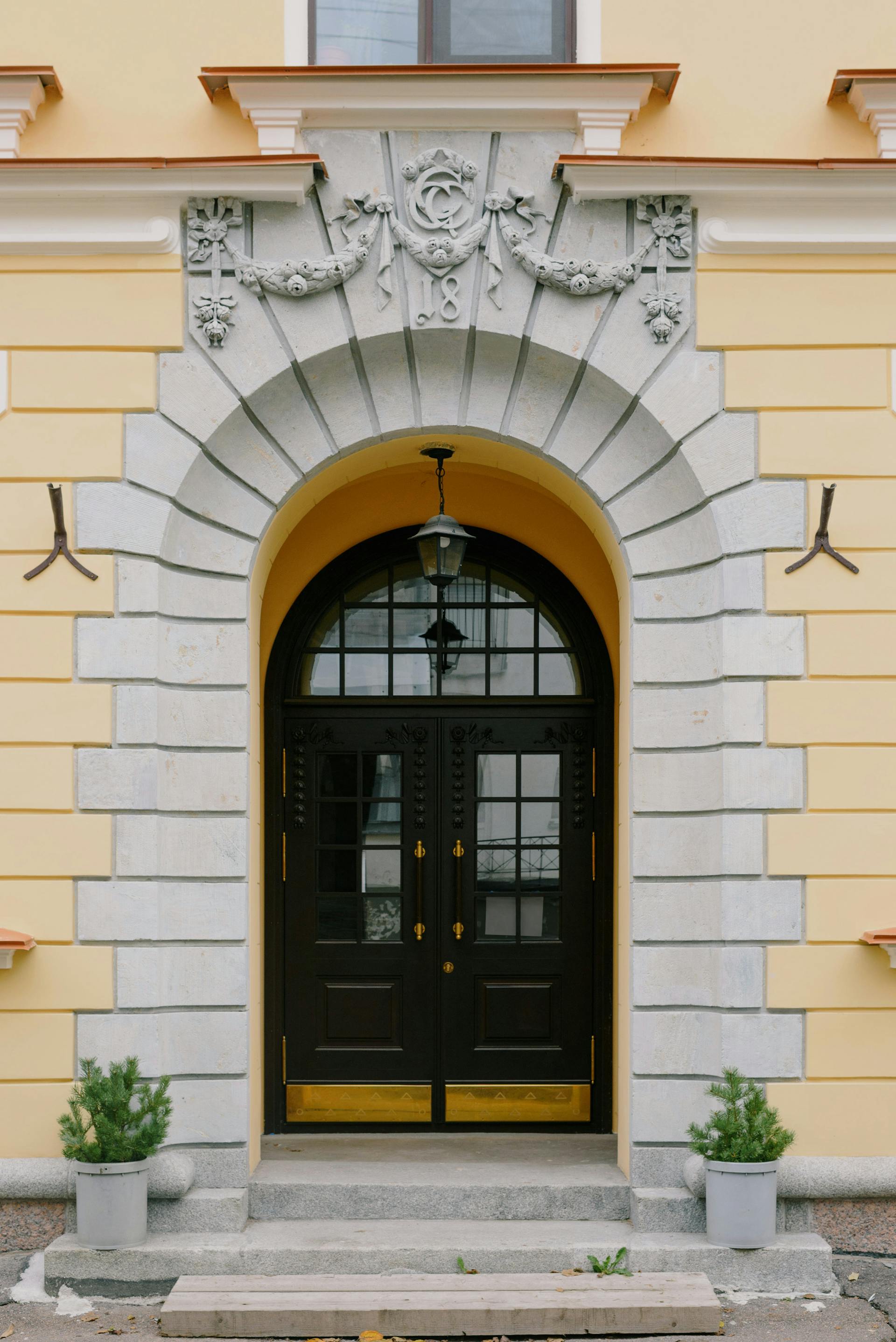 A grand front door | Source: Pexels