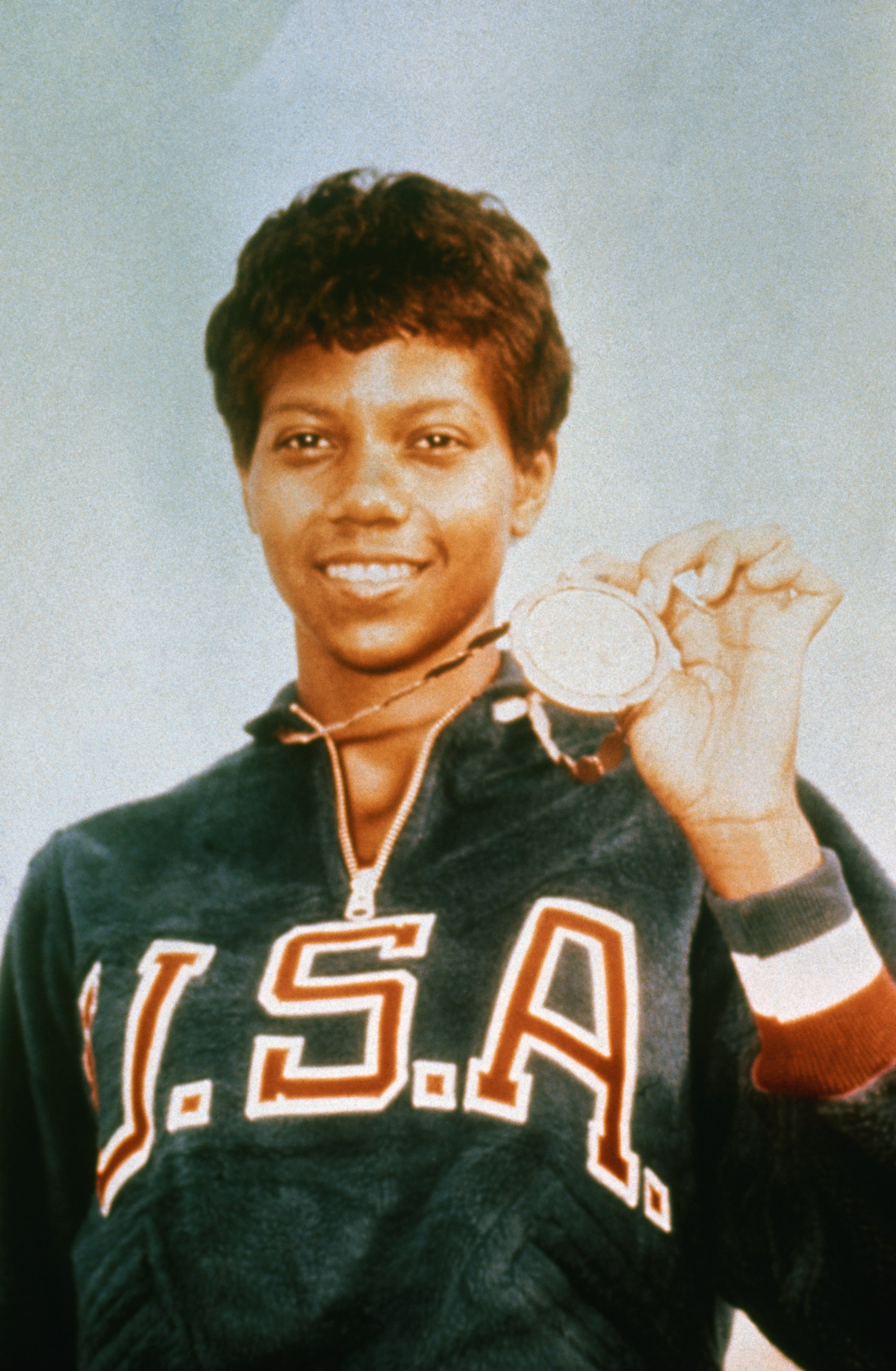 Wilma Rudolph with the gold medal she won for the 200-meter dash at the 1960 Olympics in Rome | Photo: Getty Images