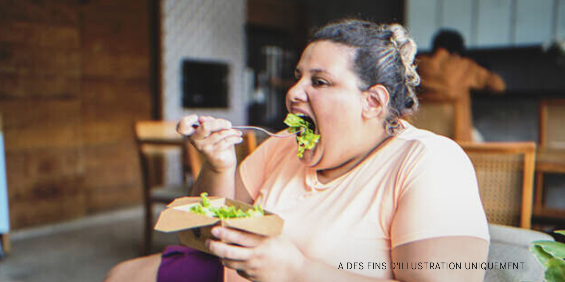 Une femme ronde mangeant une salade | Source : Getty Images