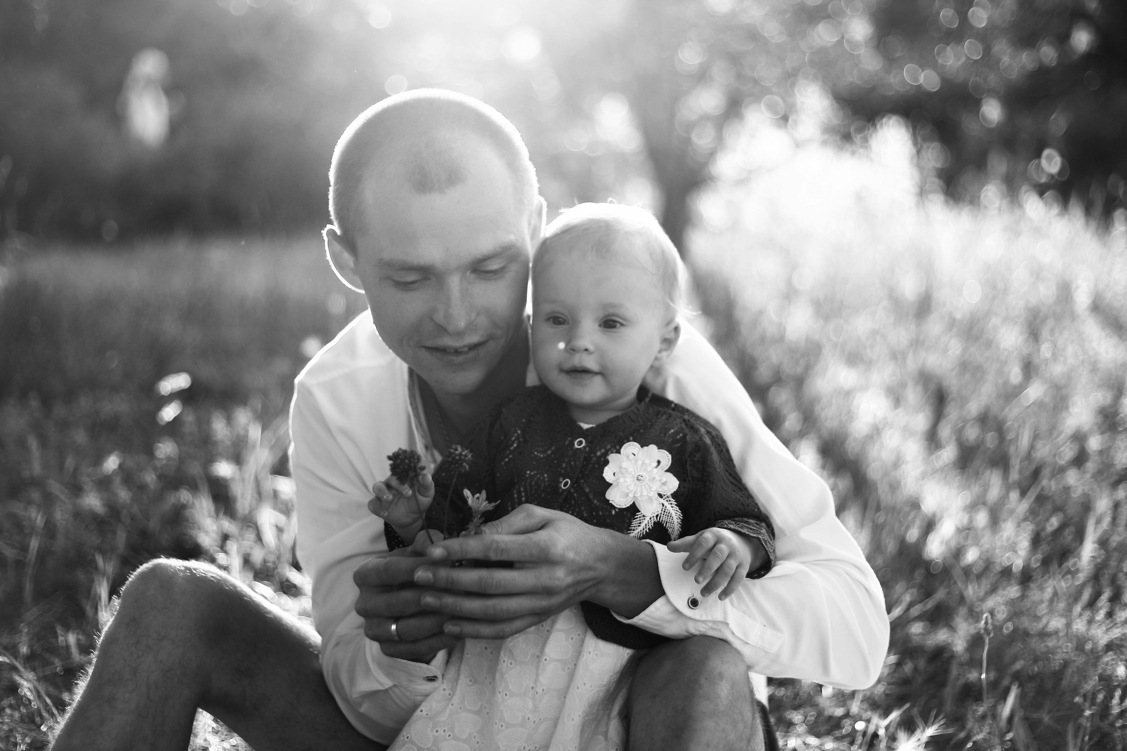 Grayscale image of a man with a child | Source: Pexels