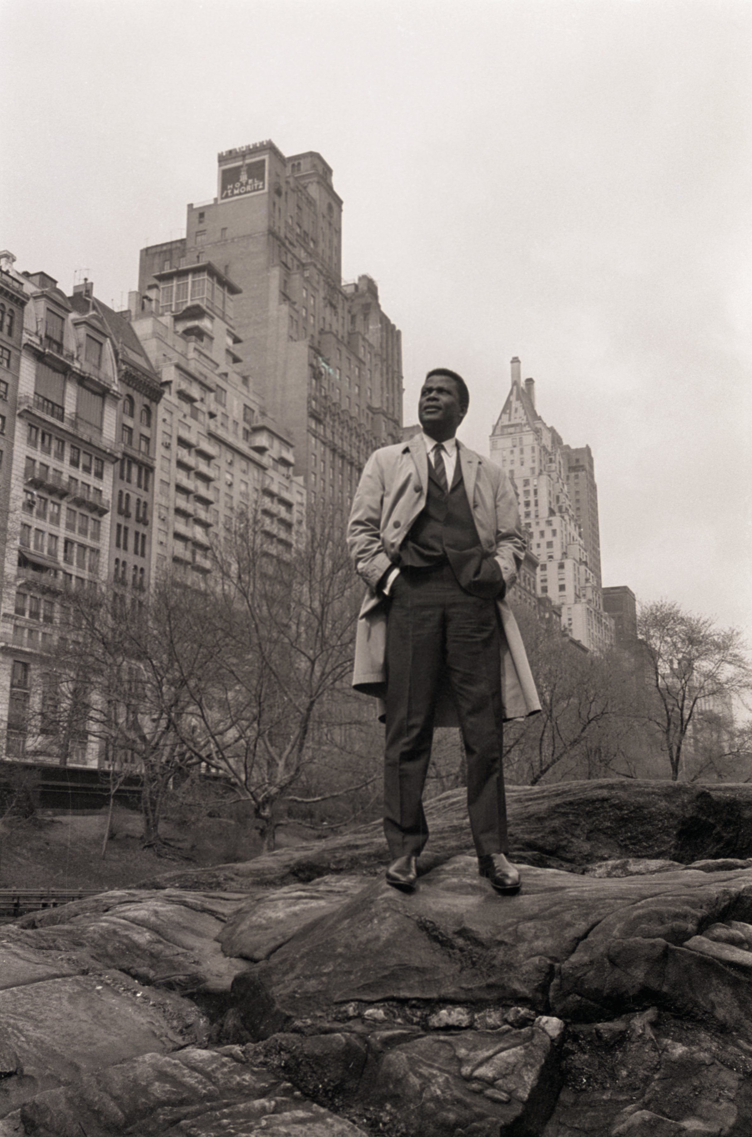 Sidney Poitier poses against a background of New York apartment buildings on April 29, 1964, in New York City| Source: Getty Images