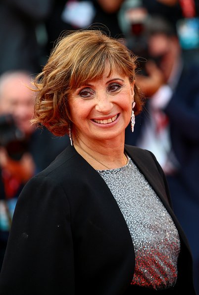 Ariane Ascaride marche sur le tapis rouge avant la cérémonie de clôture du 76ème Festival du film de Venise à la Sala Grande. |Photo : Getty Images.