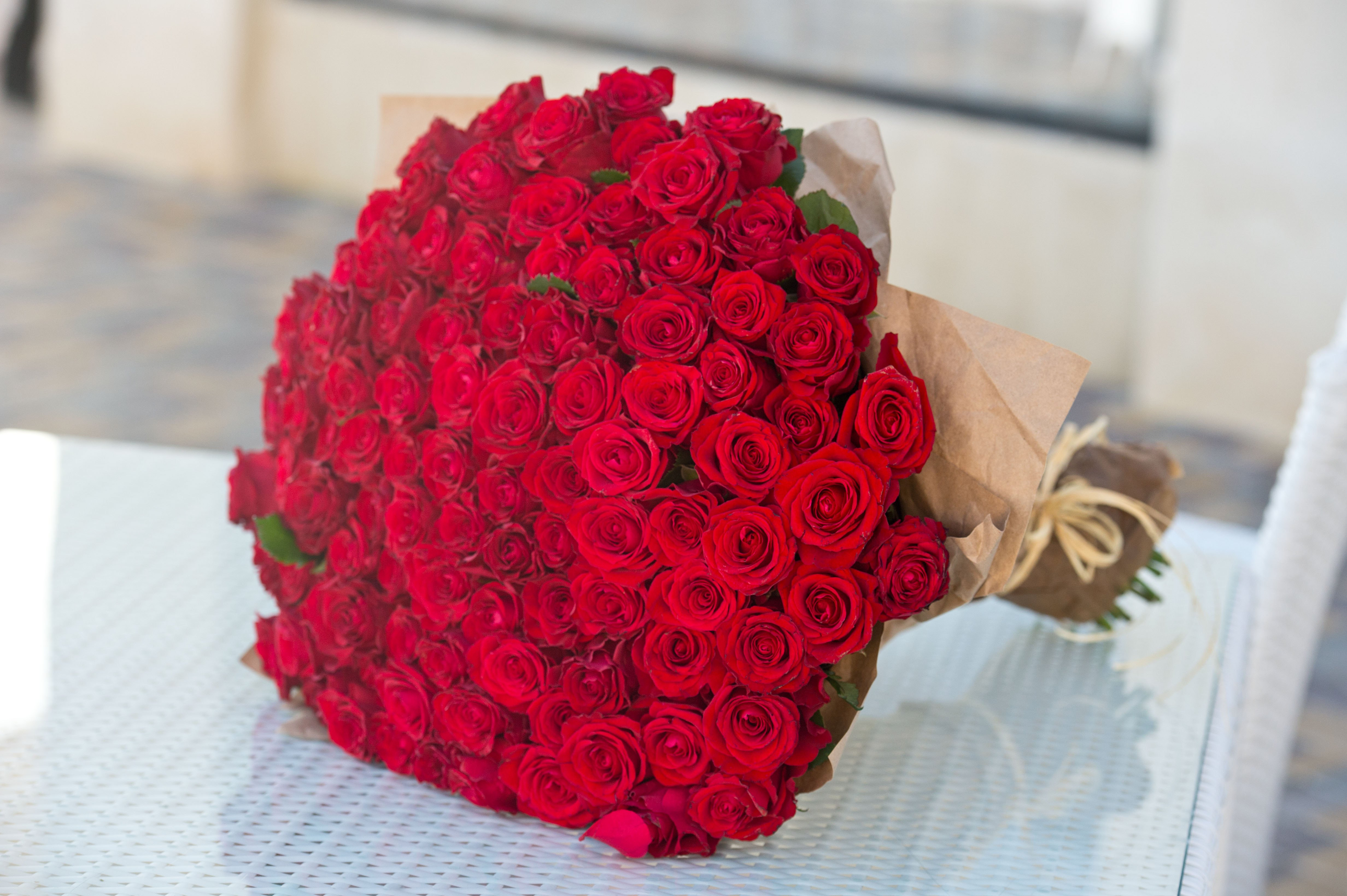 Large bouquet of 101 red rose. | Source: Shutterstock