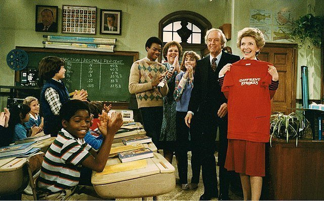 Nancy Reagan on the set of television show "Diff'rent Strokes" with Conrad Bain, Gary Coleman, Todd Bridges, Dana Plato, and Mary Jo Cattlett in 1983. | Source: Wikimedia Commons.