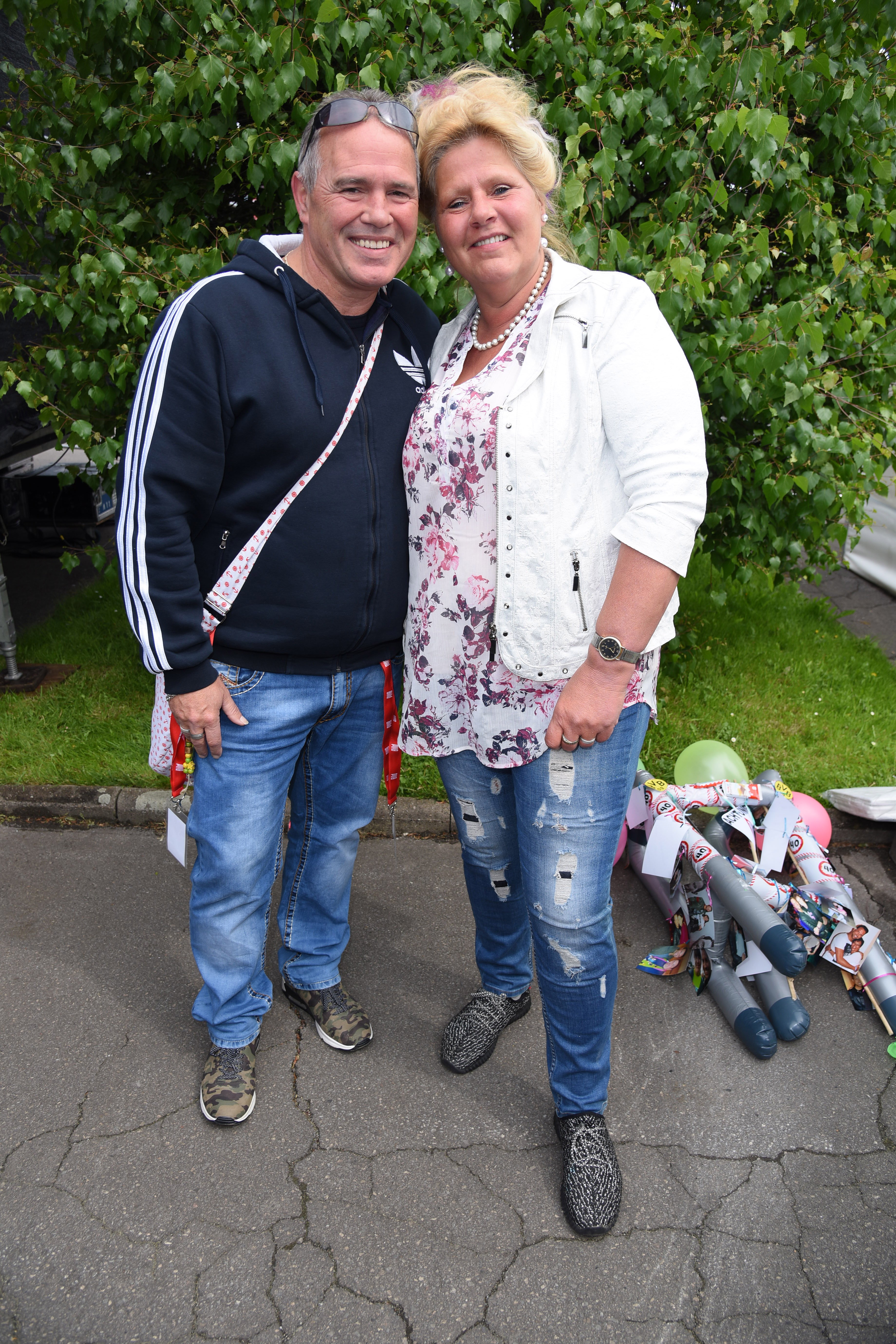 Silvia Wollny und ihr Freund Harald Elsenbast während des Bild Renntag am 1. Mai 2018 in Gelsenkirchen. | Quelle: Getty Images