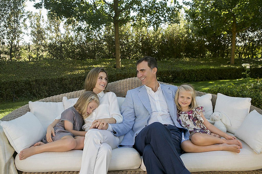 La reina Letizia de España, el rey Felipe de España y sus hijas, Leonor y Sofía, en el Palacio de la Zarzuela, el 15 de septiembre de 2012 en Madrid, España. | Imagen: Getty Images La reina Letizia de España, el rey Felipe de España y sus hijas, Leonor y Sofía, en el Palacio de la Zarzuela, el 15 de septiembre de 2012 en Madrid, España. | Imagen: Getty Images