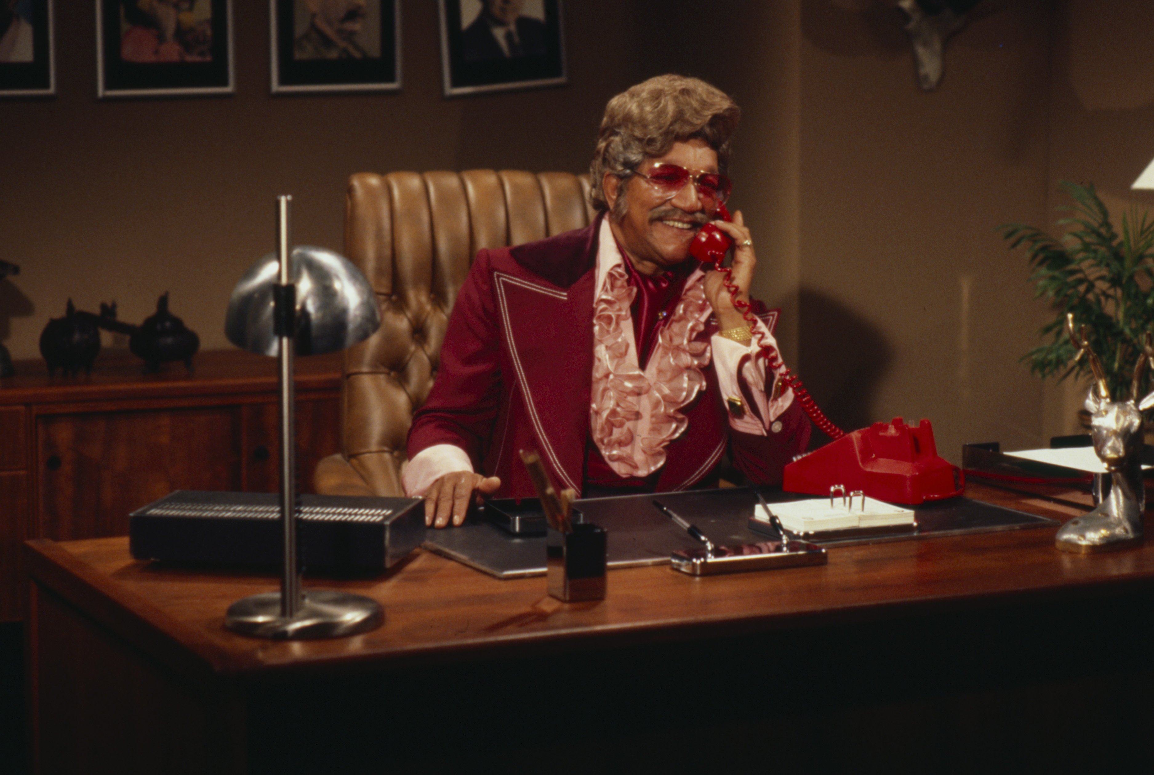 Redd Foxx con peluca en la serie de televisión “The Redd Foxx Comedy Hour”. | Foto: Getty Images