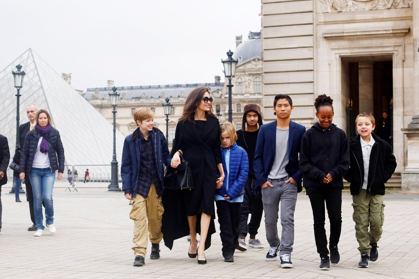 Angelina Jolie with Shiloh, Maddox, Vivienne Marcheline, Pax Thien, Zahara Marley, and Knox Leon Jolie-Pitt visit the Louvre in Paris, France, on January 30, 2017 | Photo: Mehdi Taamallah/NurPhoto/Getty Images