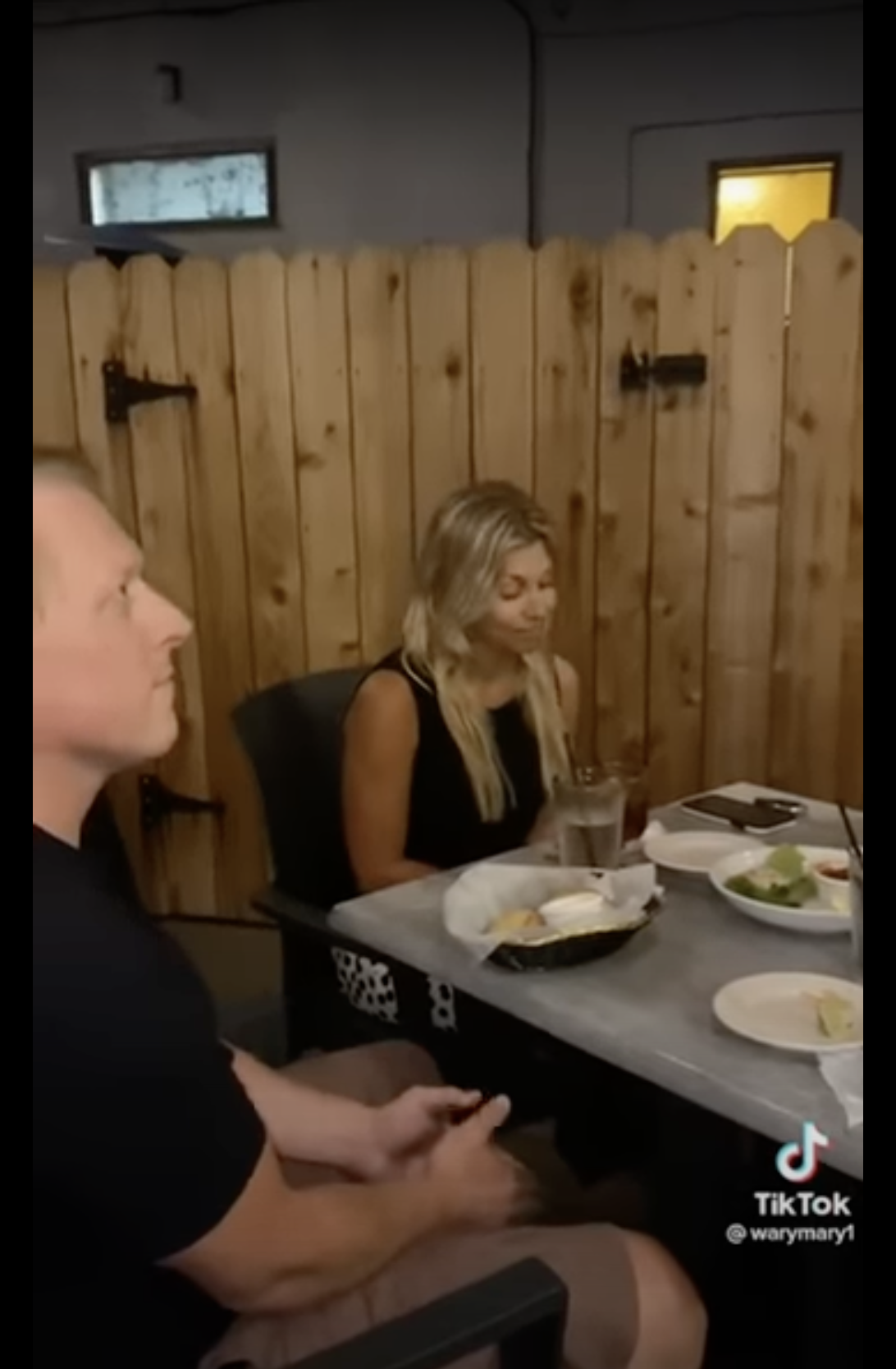 El hombre y su supuesta novia sentados a la mesa en un restaurante | Foto: YouTube.com/Public Freakouts