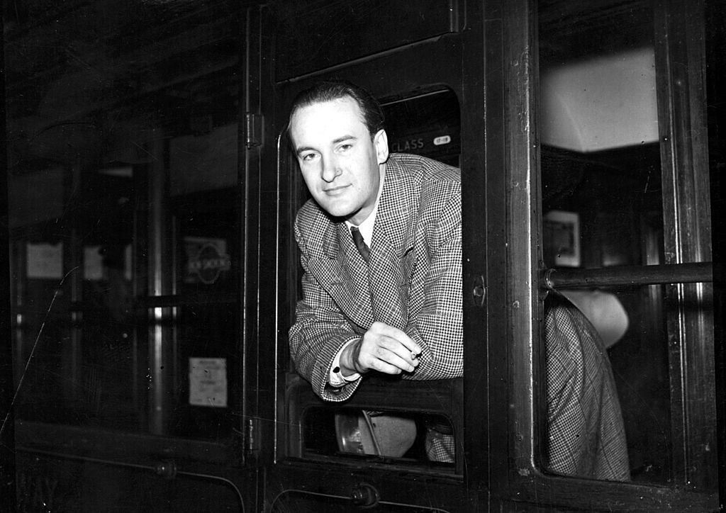 George Sanders at Waterloo station in London on his way to catch the Queen Mary to New York on November 12, 1938. | Photo: Getty Images