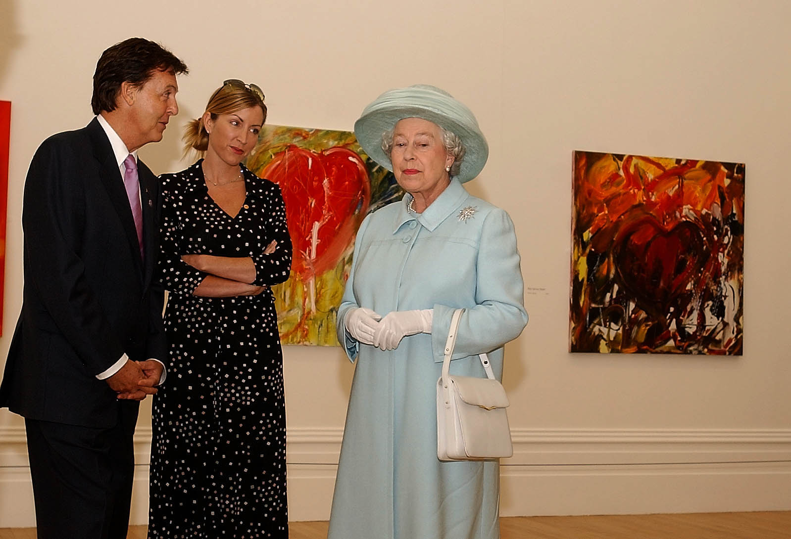 Paul McCartney and Heather Mills converse with Queen Elizabeth ll at the Walker Art Gallery on July 25, 2002 in Liverpoool, England | Source: Getty Images
