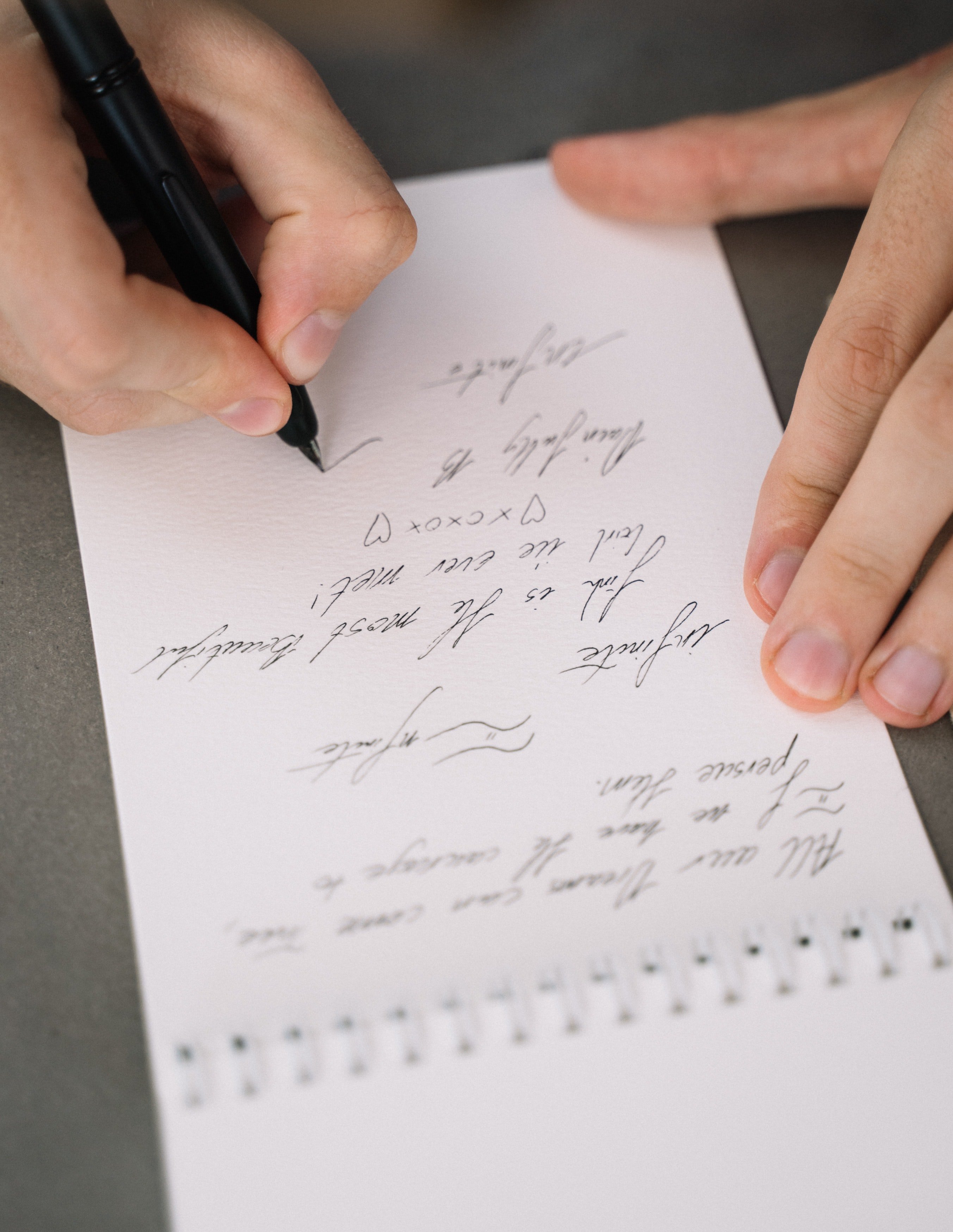 Persona escribiendo en una hoja de papel. | Foto: Pexels