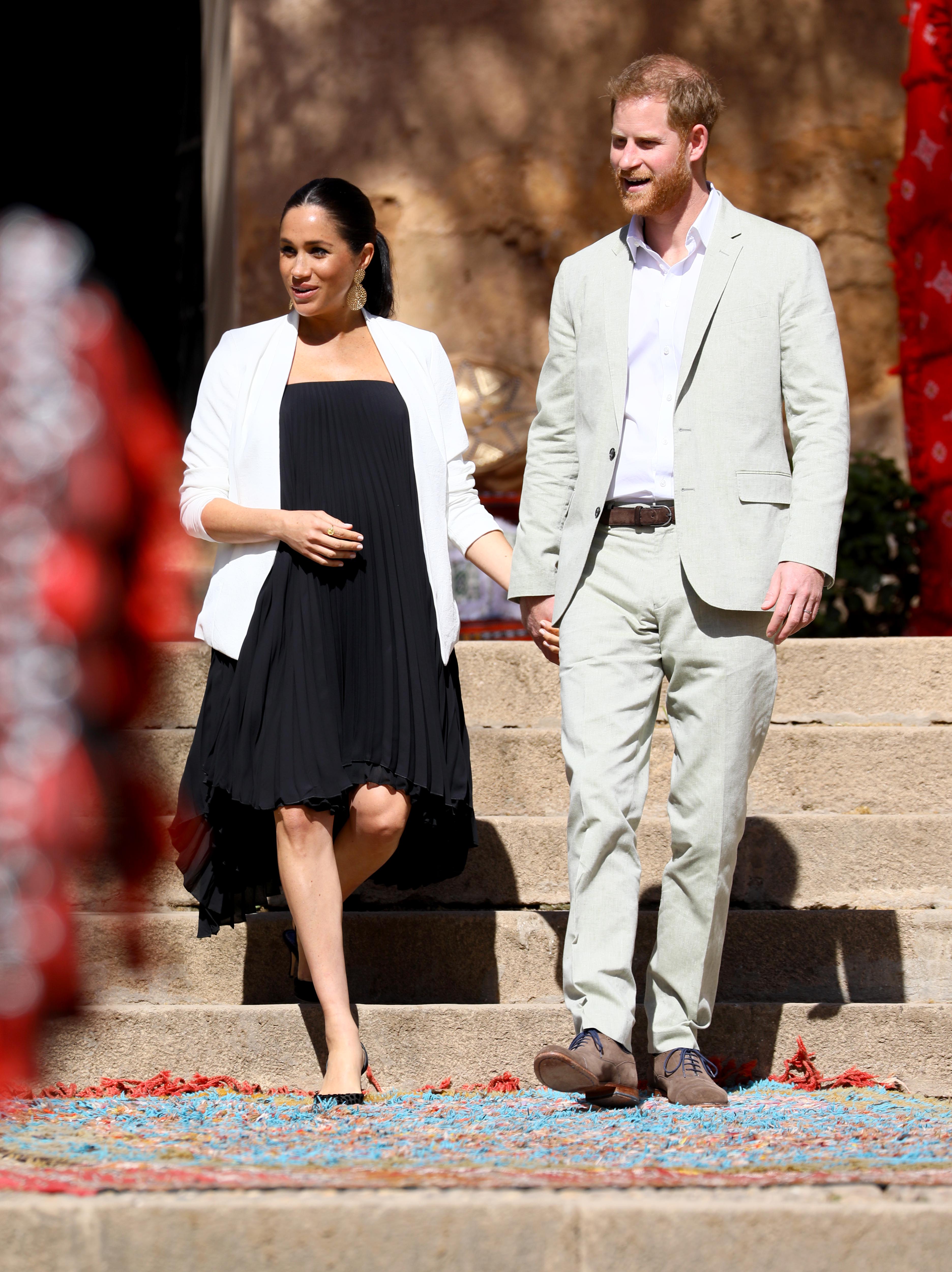El príncipe Harry y Meghan Markle caminando por los jardines públicos amurallados de Andalucía durante una visita, el 25 de febrero de 2019 en Rabat, Marruecos. | Foto: Getty Images