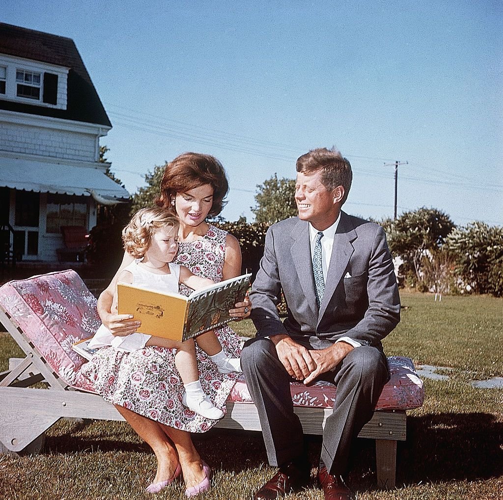 Jacqueline Kennedy and Senator John F. Kennedy at their summer home reading to their daughter Caroline in 1960. | Source: Bettmann/Getty Images