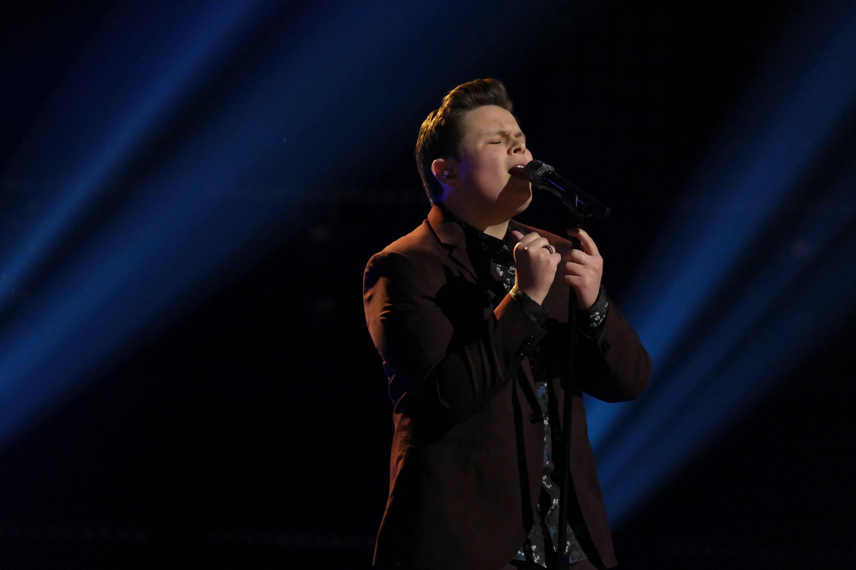 Carter Rubin singing on season 19 of "The Voice" Live Top 17 performances on November 30, 2020 | Photo: Getty Images