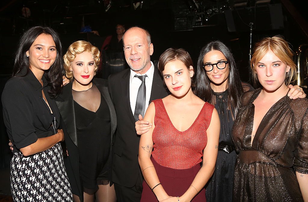 Emma Heming, Rumer Willis, Bruce Willis, Tallulah Belle Willis, Demi Moore, and Scout LaRue Willis pose backstage as Rumer makes her Broadway debut on September 21, 2015, in New York | Photo: Getty Images