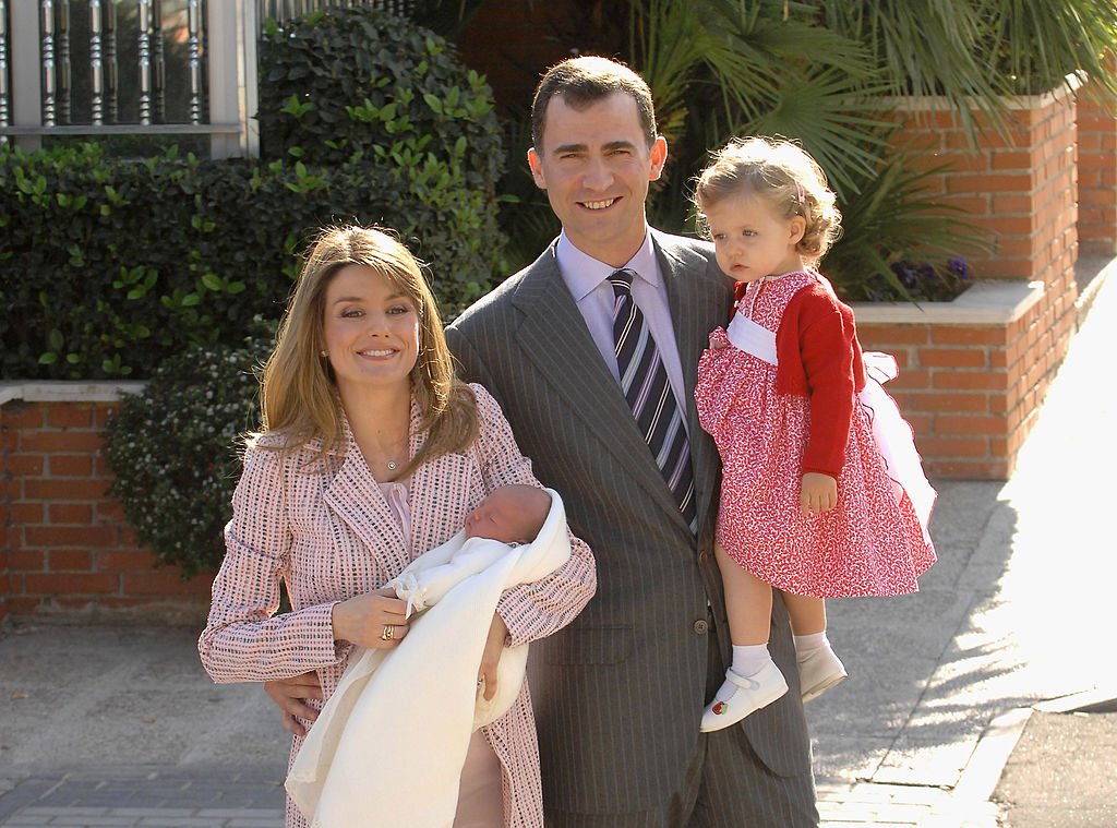 Felipe VI y Letizia junto a sus hijas, Leonor y Sofía saliendo de la Clínica Ruber el 4 de mayo de 2007 en Madrid. | Foto: Getty Images Felipe VI y Letizia junto a sus hijas, Leonor y Sofía saliendo de la Clínica Ruber el 4 de mayo de 2007 en Madrid. | Foto: Getty Images