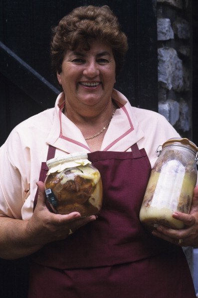 Portrait de Maïté ORDONEZ dans une cuisine avec des bocaux dans les mains. | Photo : Getty Images