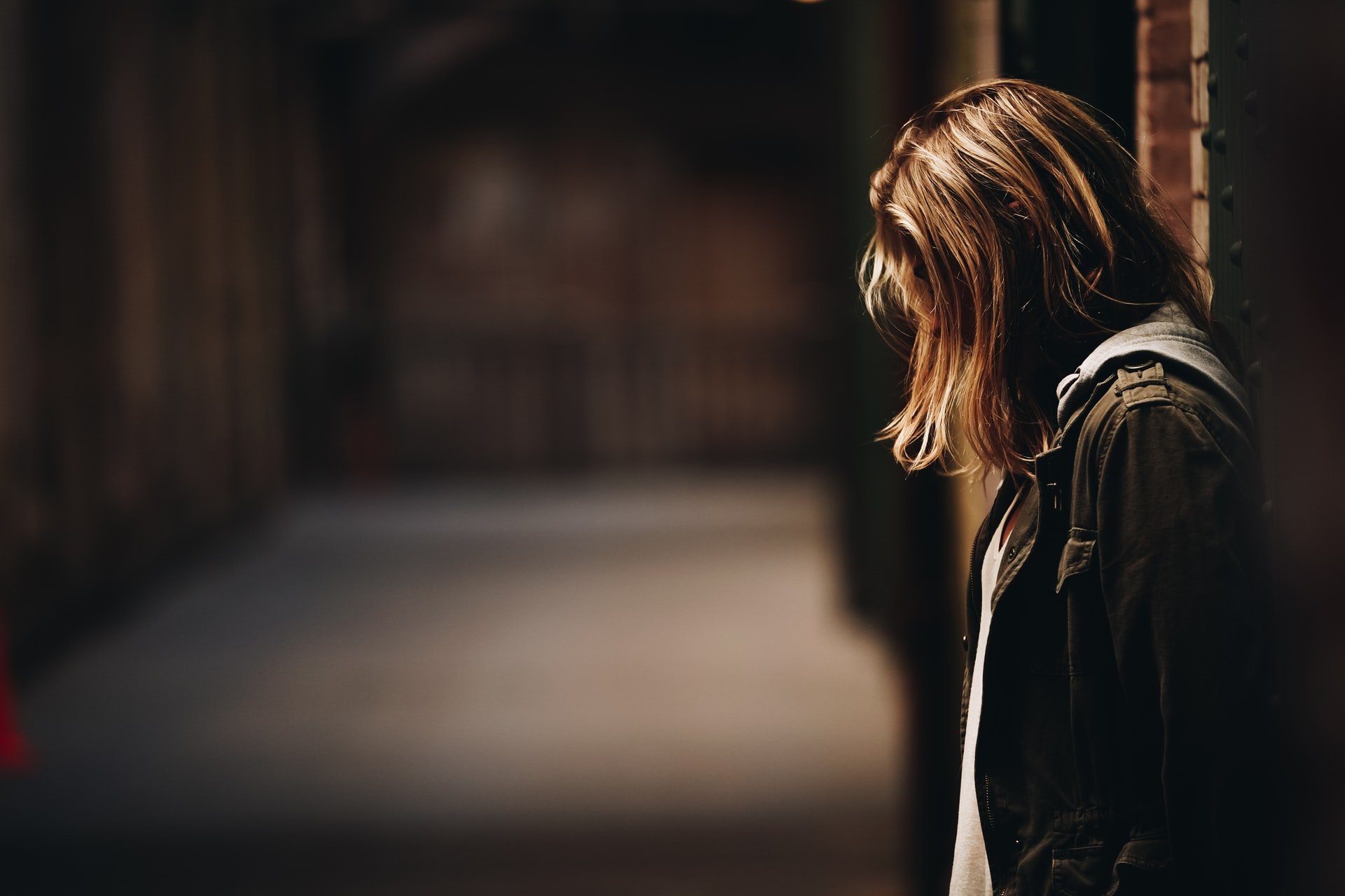 Girl looking down | Source: Unsplash