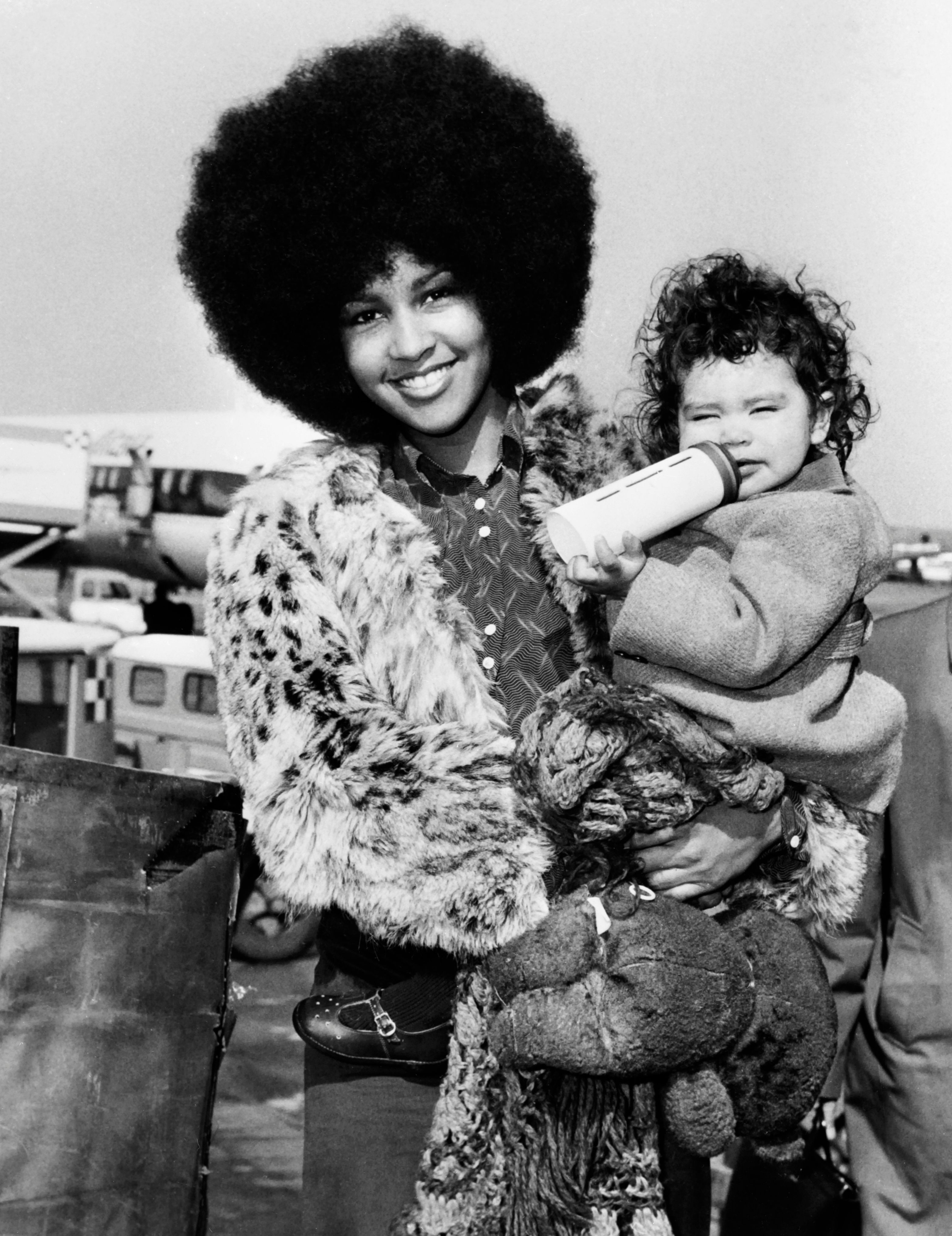 Marsha Hunt fotografiada con su hija Karis, el 16 de marzo de 1972 en Roma. | Foto: Getty Images