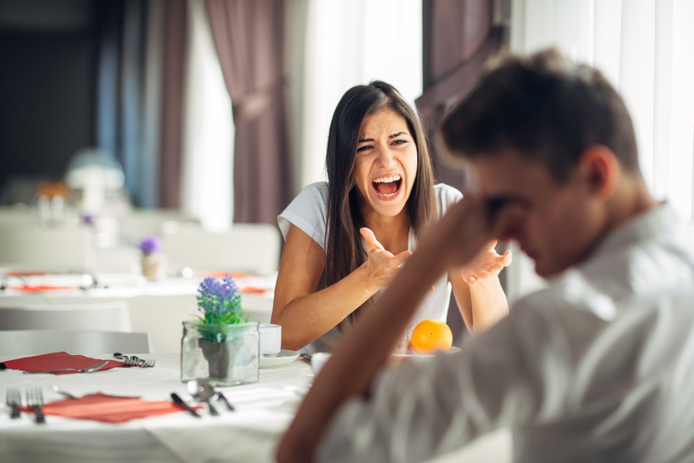 Ein Paar streitet sich. I Quelle: Shutterstock