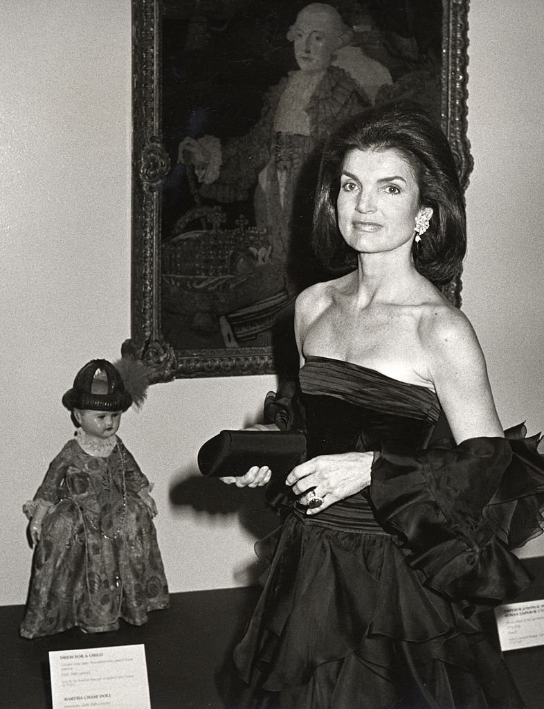 Jacqueline Bouvier Kennedy Onassis at the Costume Institute Gala Presents “Fashions of The Hapsburg Era, December 3, 1979, in New York | Photo: Ron Galella/Ron Galella Collection via Getty Images
