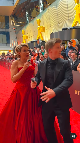 Julia Morris and Robert Irwin interacting with fans at the Logie Awards, posted on August 19, 2024 | Source: Instagram/robertirwinphotography