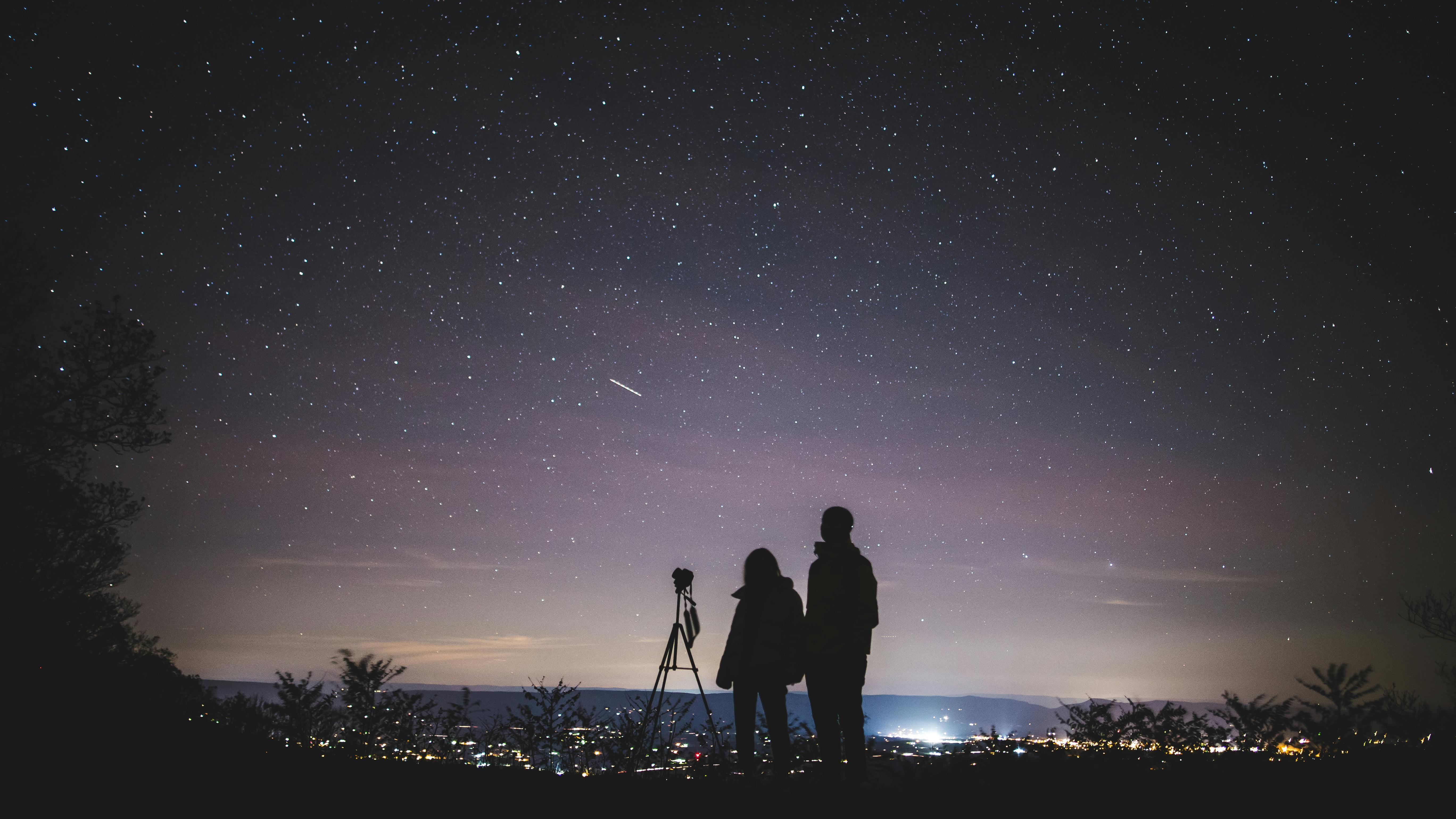 A couple looking at the stars | Source: Pexels