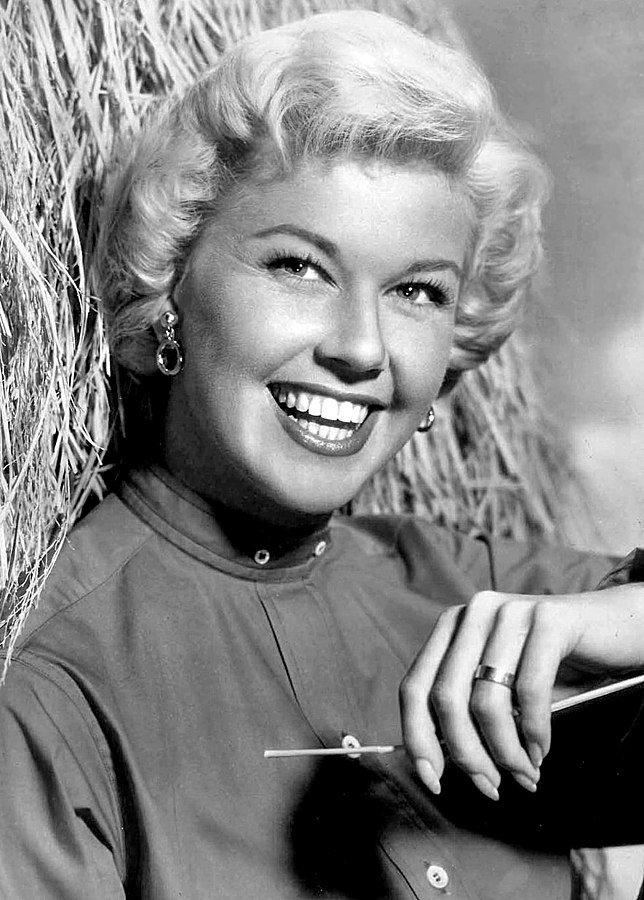 Publicity photo of Doris Day circa November 1957 | Source: Wikimedia Commons