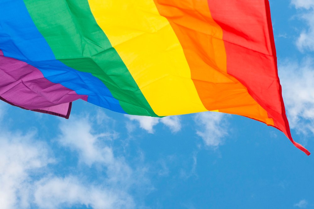 Symbole du drapeau arc-en-ciel et bannière des personnes LGBT. | Photo : Shutterstock