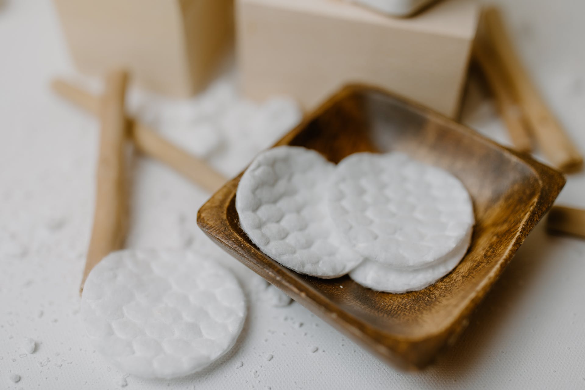 Round cotton pads | Source: Pexels