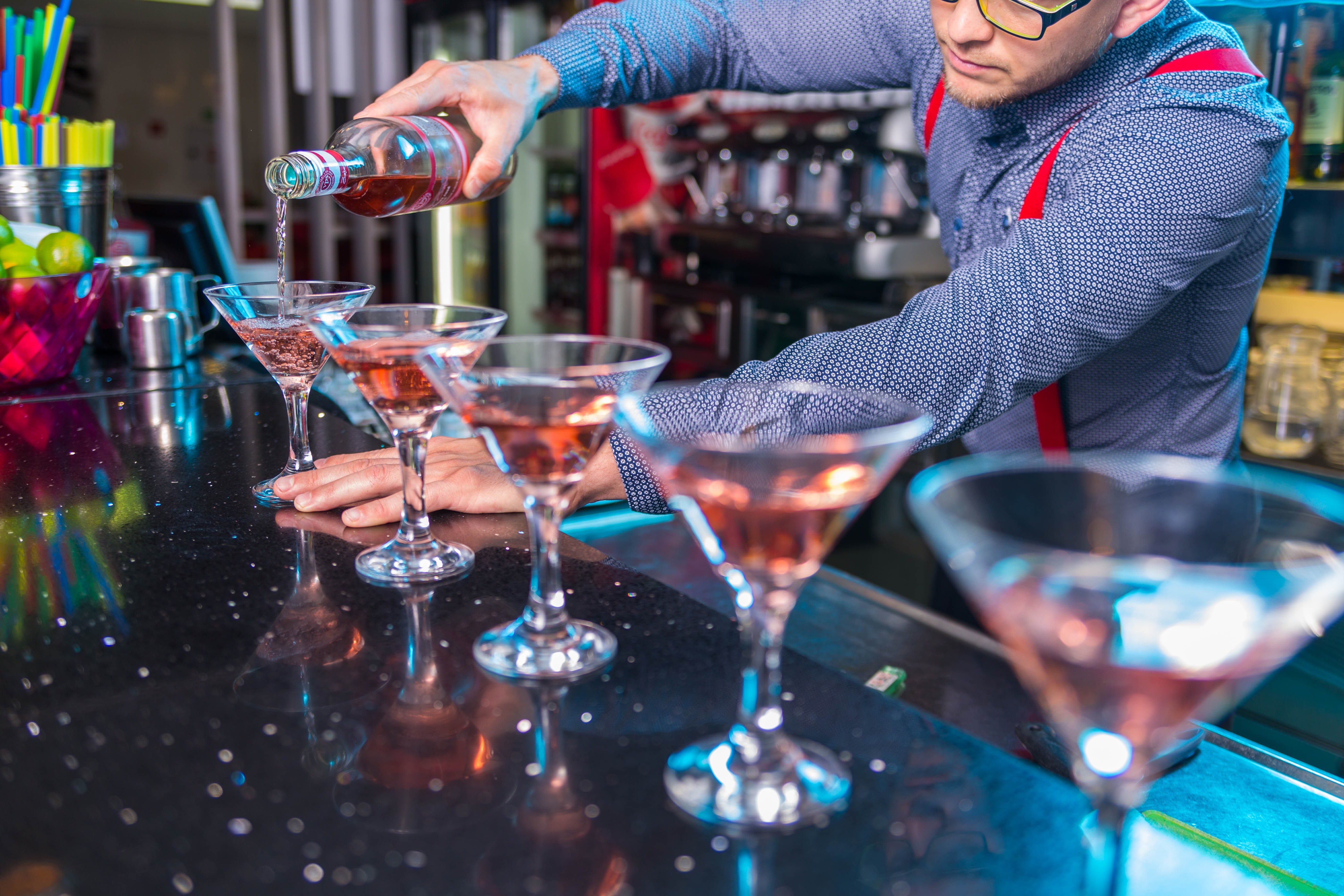 Ein Barkeeper schenkt Getränke ein. | Quelle: Pexels/ Michal Lizuch 