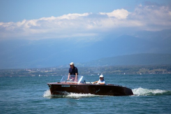 Deux homme traversent un lac Leman en bateau. |Photo : Getty Images.