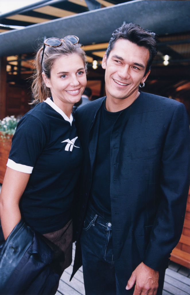 Véronika Loubry et son mari Robert Teriitehau à Roland-Garros le 3 juin 1997 à Paris, France. | Photo : Getty Images