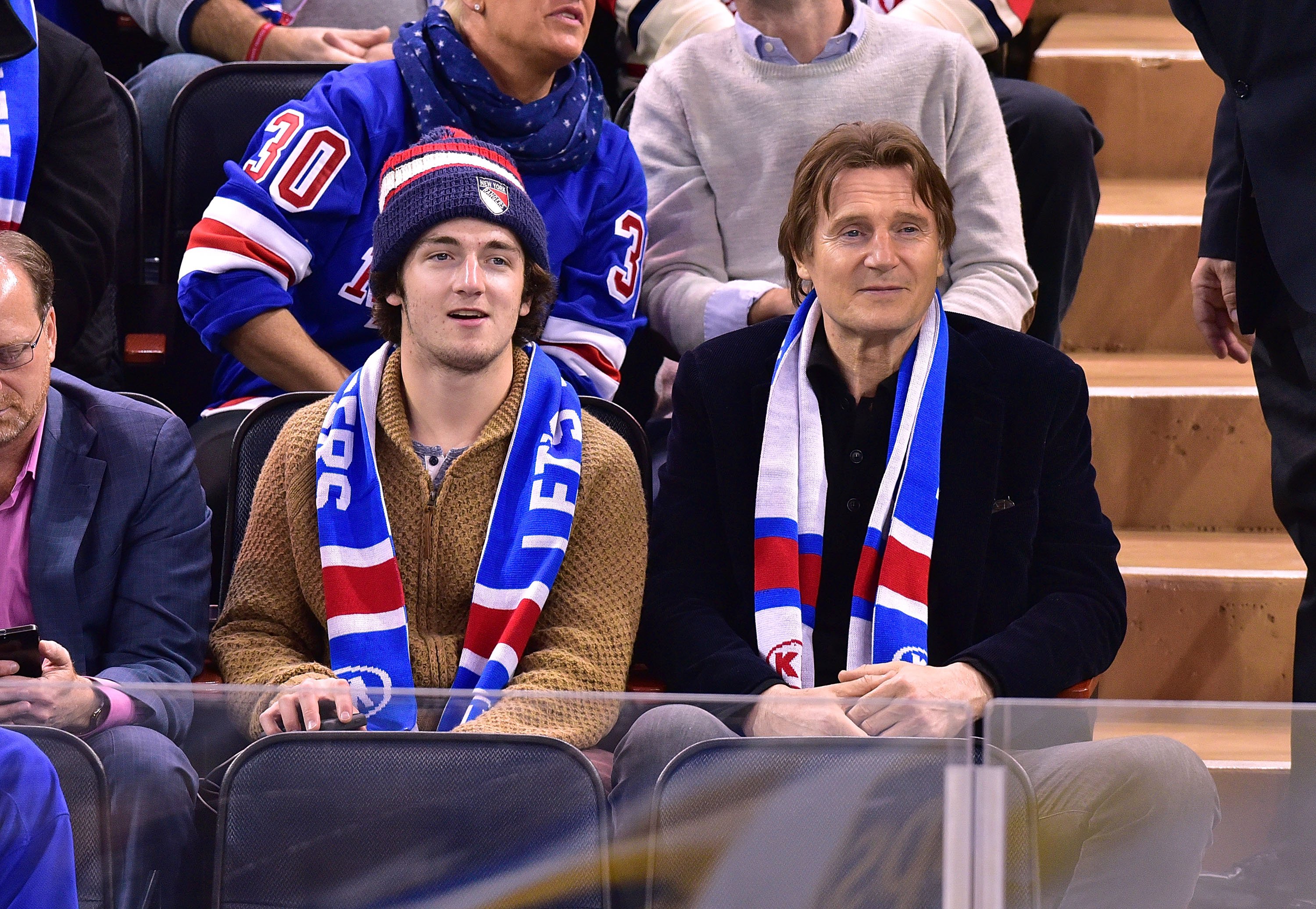 Daniel Neeson y Liam Neeson en el juego de Ottawa Senators vs. New York Rangers en el Madison Square Garden, el 20 de enero de 2015, en Nueva York. | Foto: Getty Images