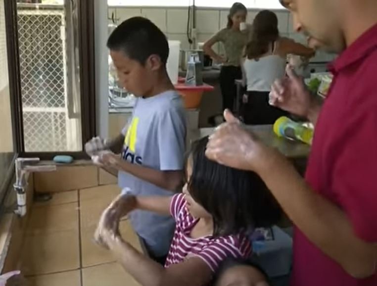 Algunos de los niños lavándose las manos antes de comer. | Foto: Youtube/Primer Impacto