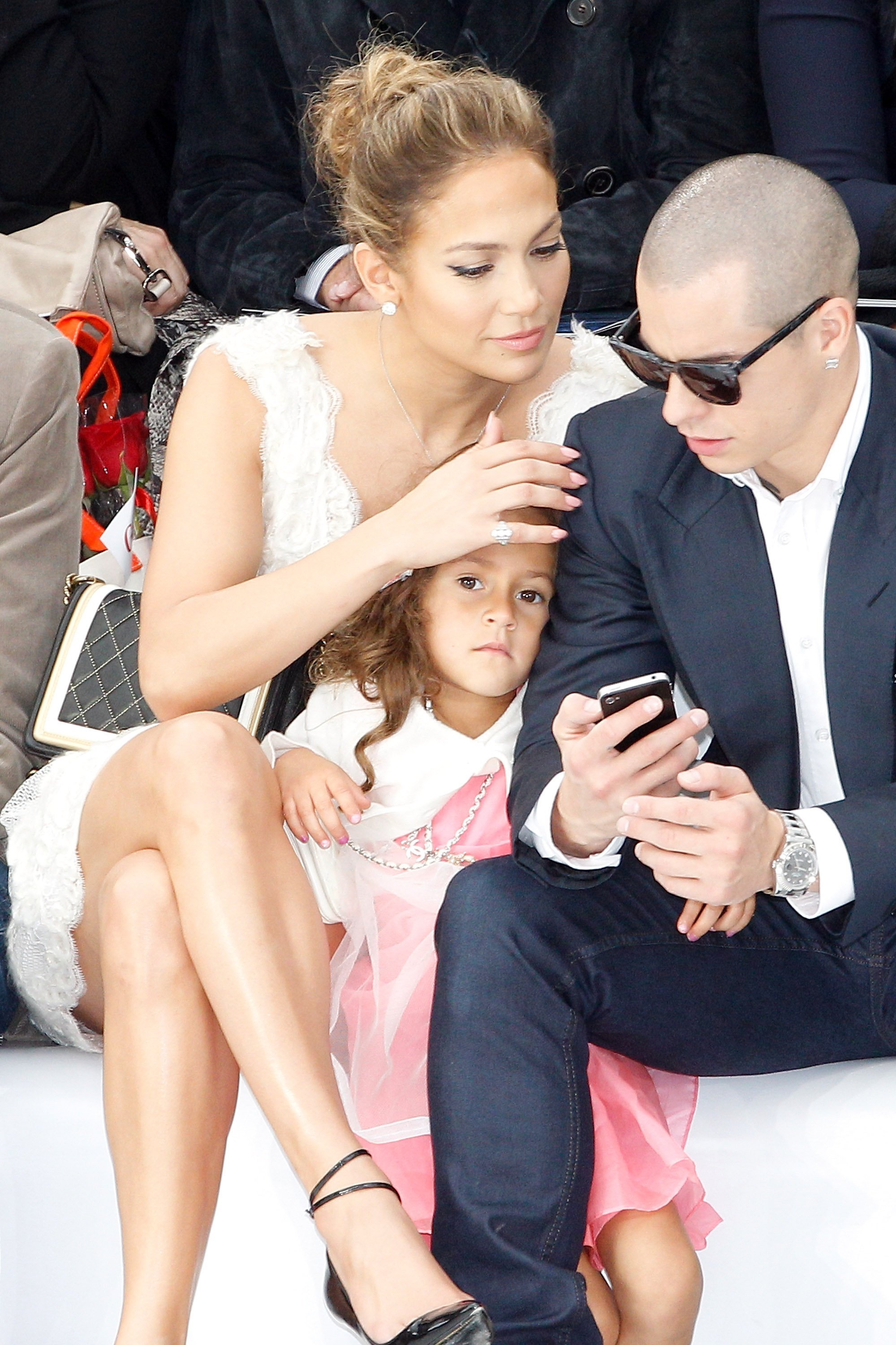 Jennifer Lopez, su hija Emme Maribel Muniz y su novio Casper Smart asisten al espectáculo Chanel Primavera / Verano 2013 como parte de la Semana de la Moda de París en el Grand Palais el 2 de octubre de 2012 en París, Francia. | Foto: Getty Images