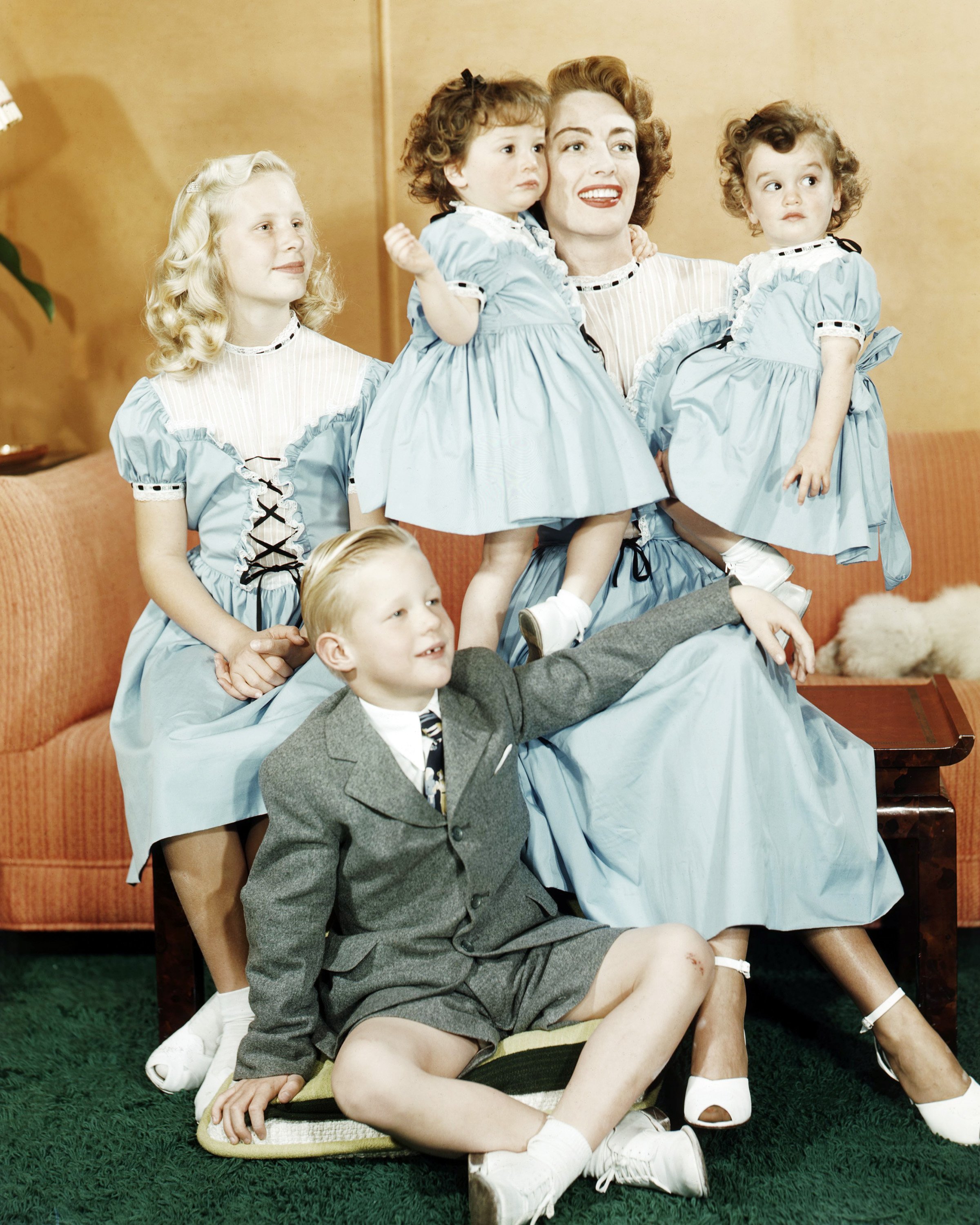 Joan Crawford con su hija Christina (izquierda), su hijo Christopher (izquierda) y sus hijas gemelas idénticas adoptivas, Cindy y Cathy, alrededor de 1949 | Foto: Getty Images