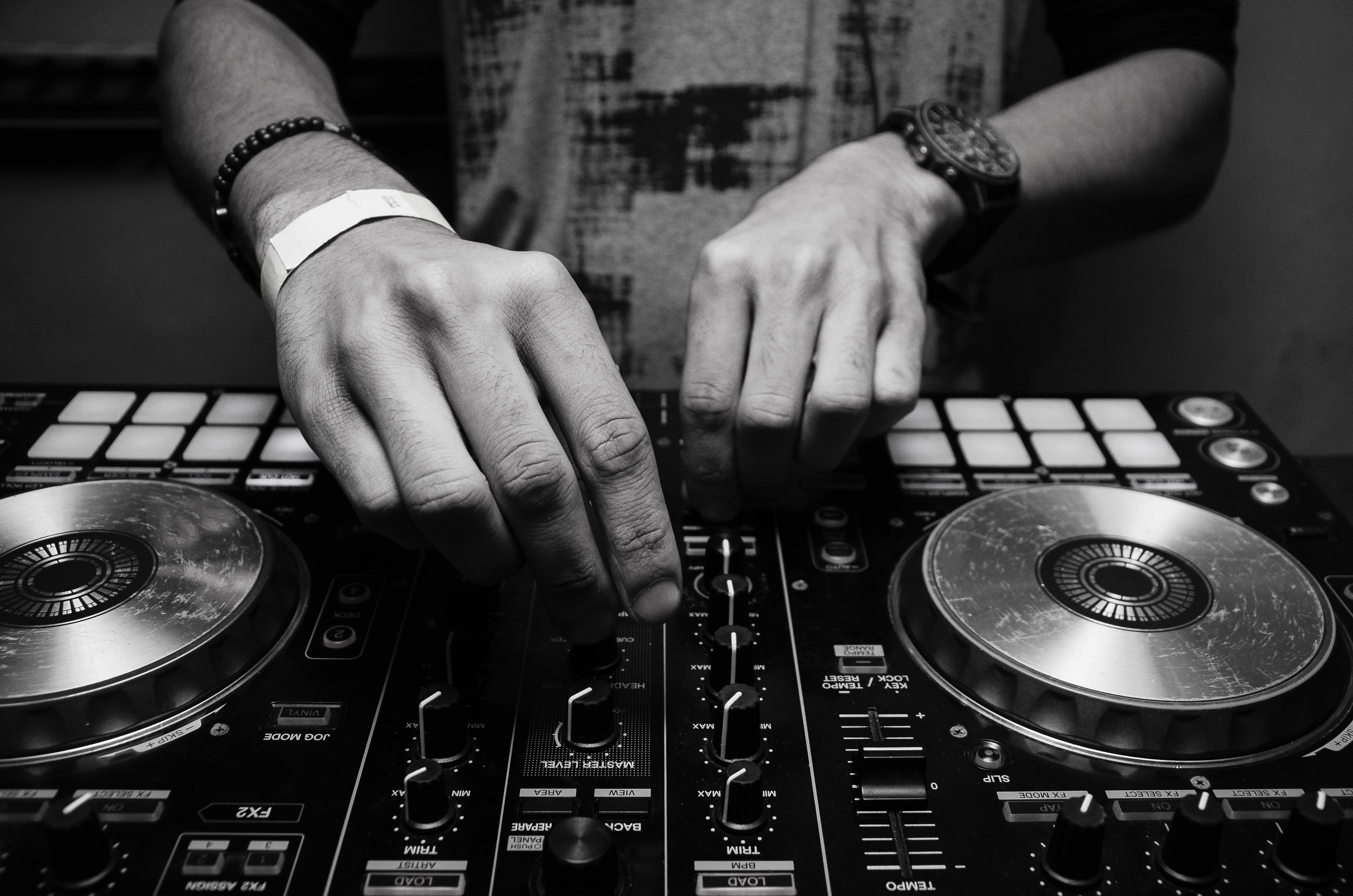 Herr Adams hatte versprochen, beim Abschlussball der DJ zu sein. | Quelle: Pexels