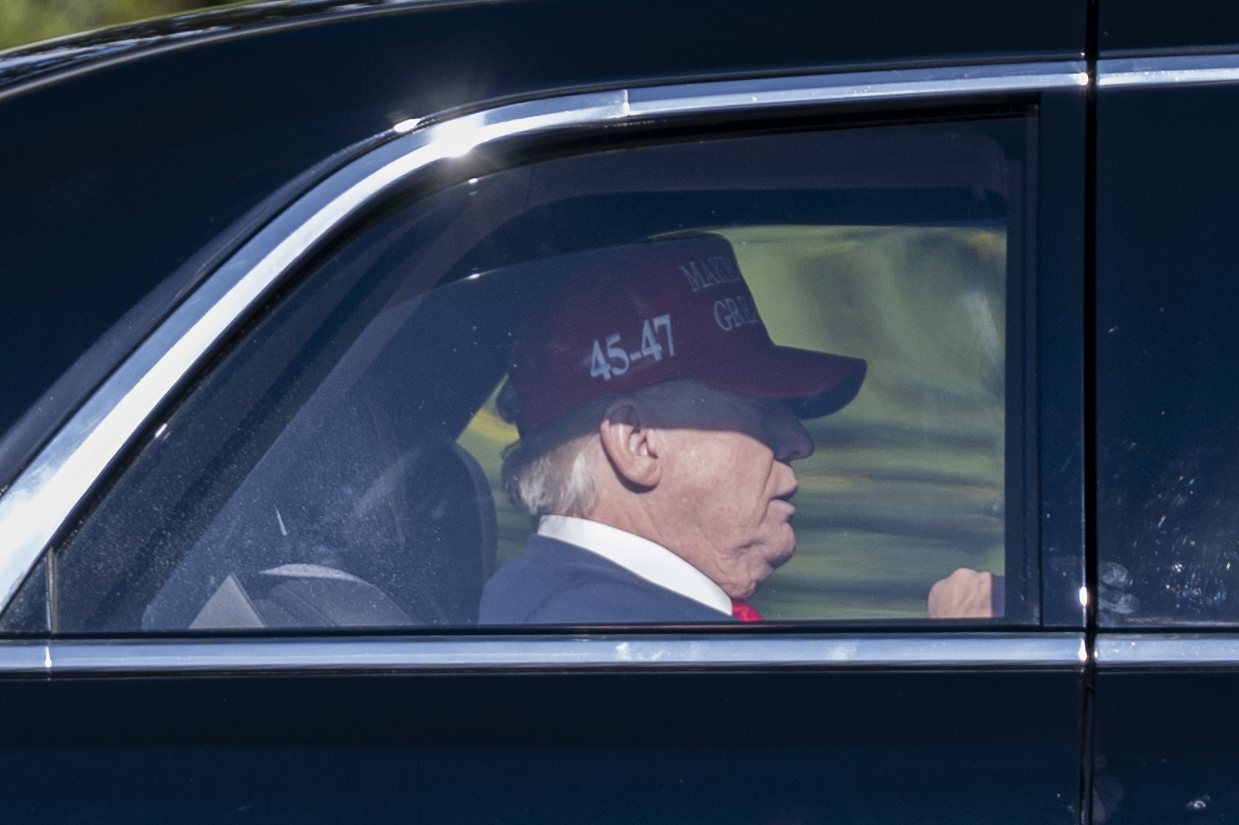 An earlier White House arrival showed Trump wearing a “45-47” cap that covered most of his hair, making the hairstyle itself harder to assess. The October 2025 image contrasts with the uncovered Las Vegas photos that later fueled online speculation. | Source: Getty Images