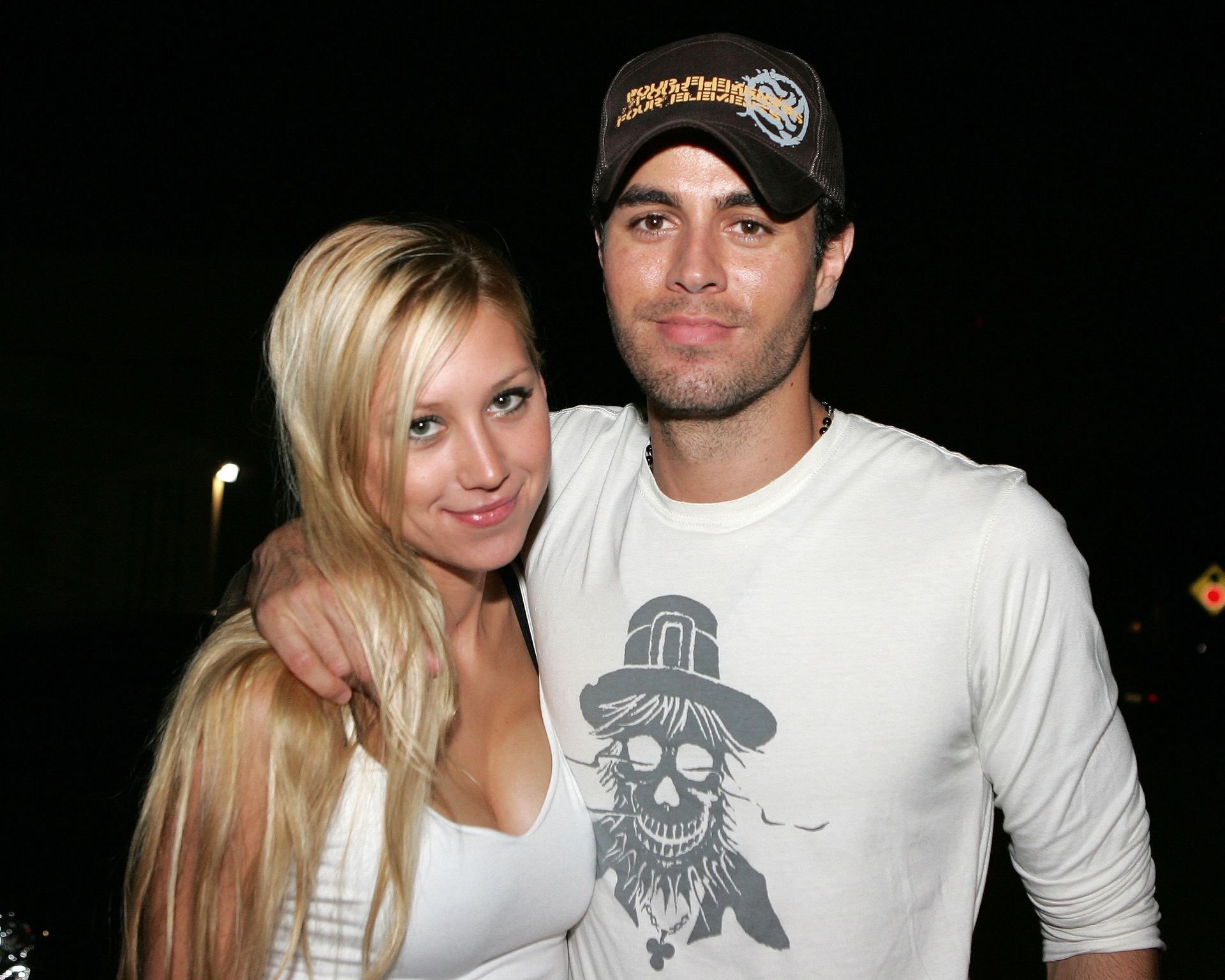 Tennis player Anna Kournikova and singer Enrique Iglesias leave Big Pink restaurant during the early morning hours on June 16, 2006 | Photo: Getty Images