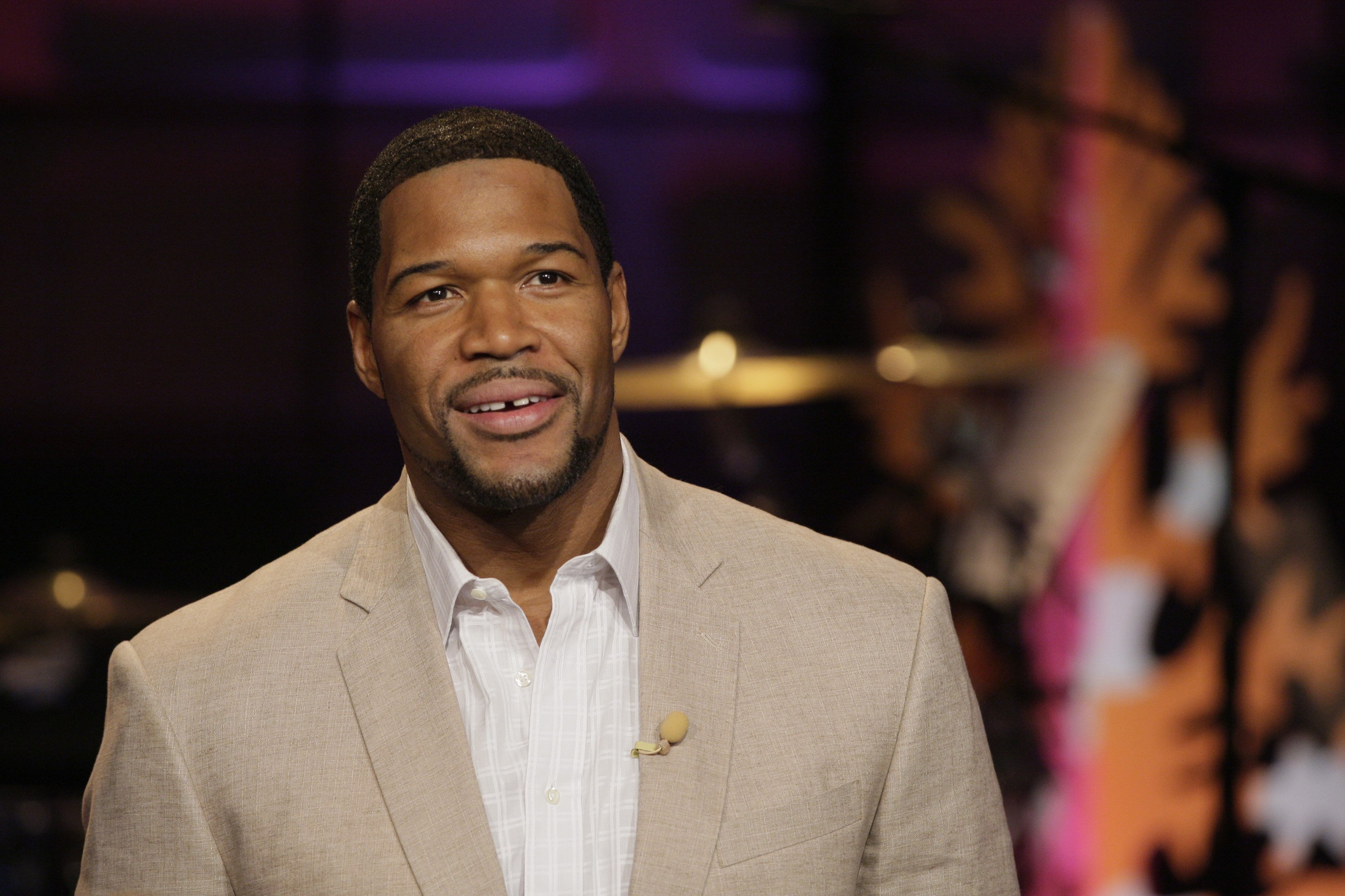 Former football player Michael Strahan on "The Tonight Show with Jay Leno" Season 22 on December 20, 2013 | Source: Getty Images