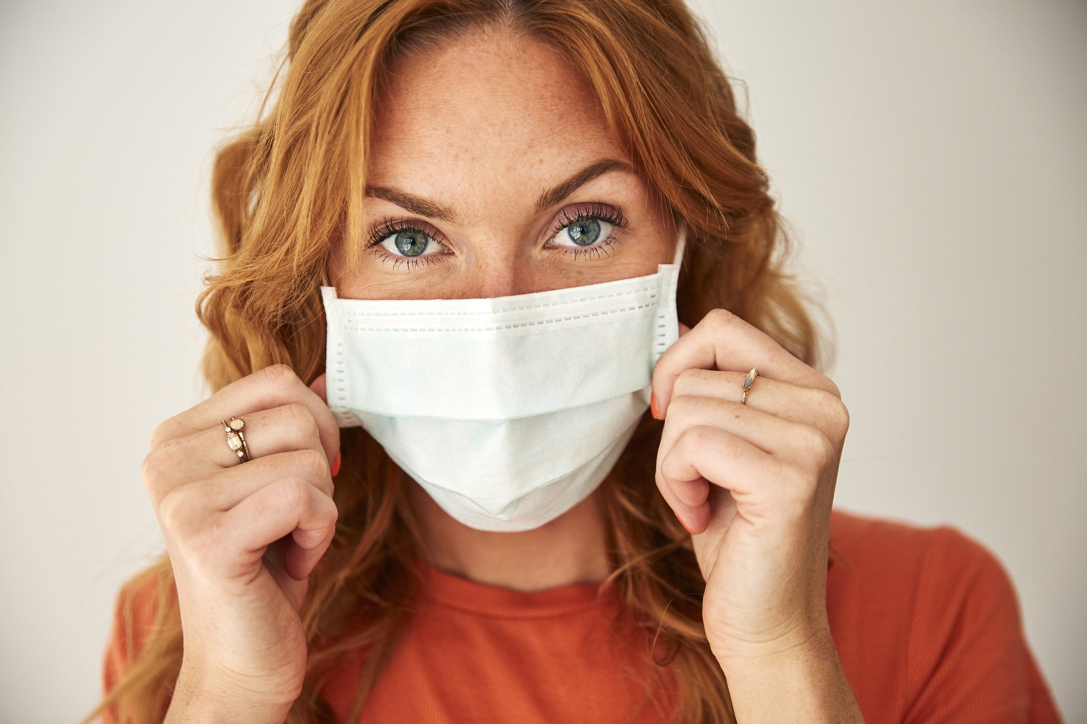 Une femme portant un masque. | Photo : Getty Images