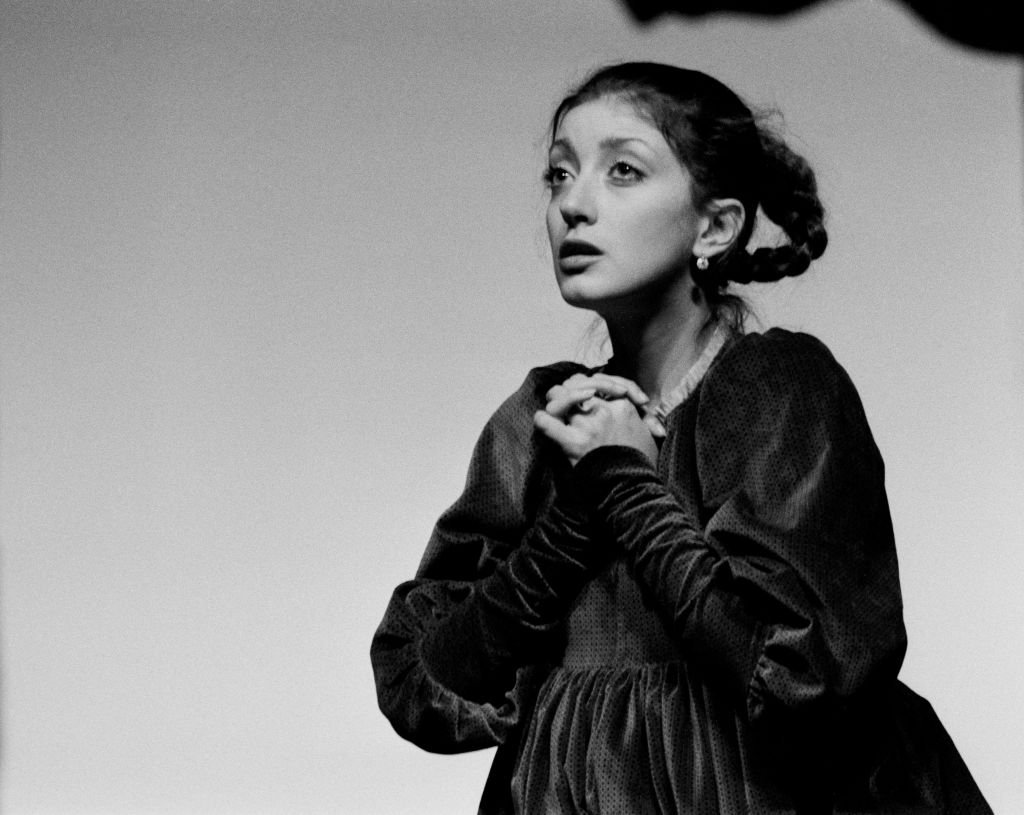 L'actrice Pascale Ogier au Théâtre des Amandiers jouant Katherine de Heilbronn de l'auteur allemand Heinrich Von Kleist, réalisé par Eric Rohmer avec son partenaire Pascal Greggory le 5 novembre 1979 à Nanterre, France. | Photo : Getty Images