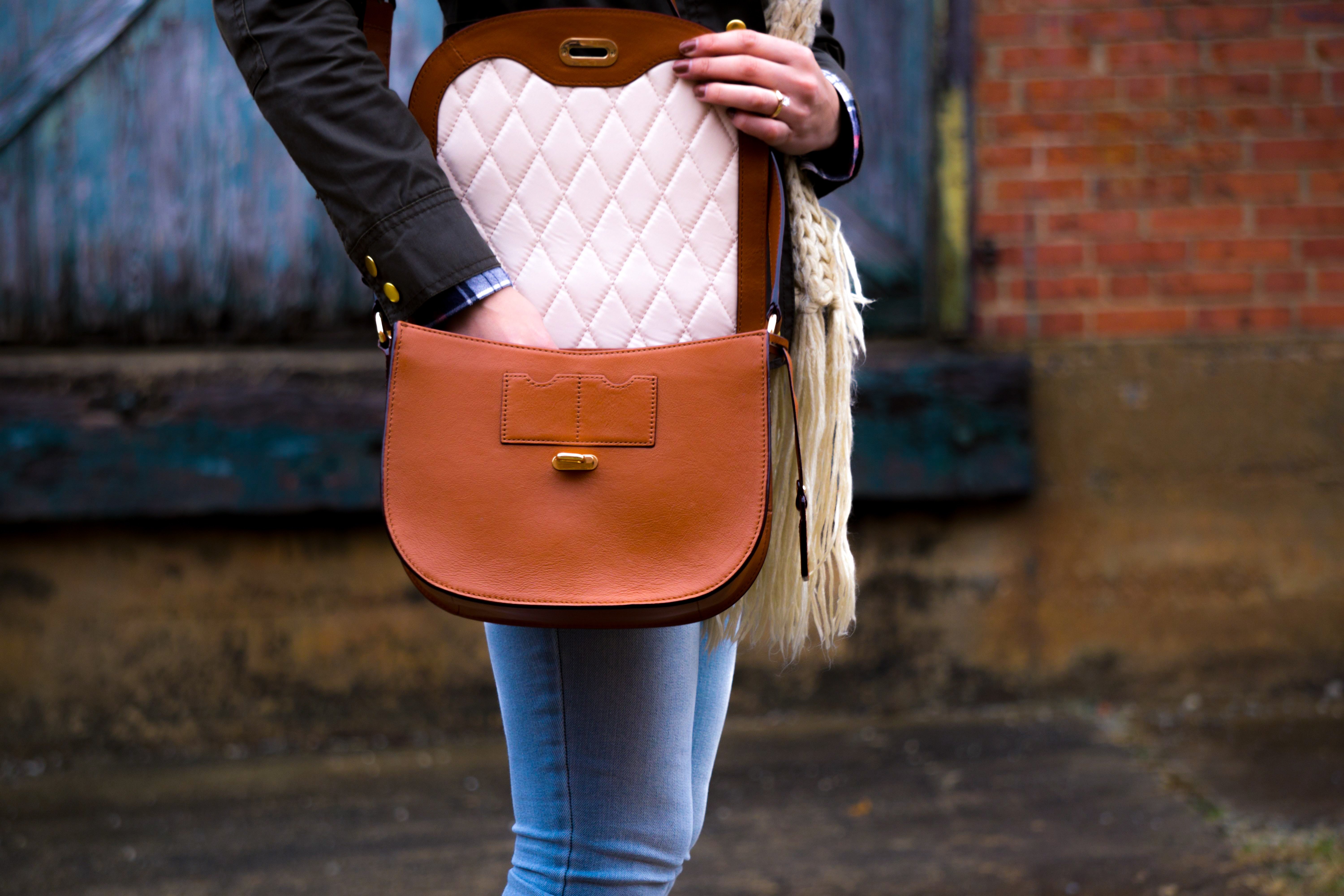Photo of a woman holding onto her purse | Photo: Unsplash