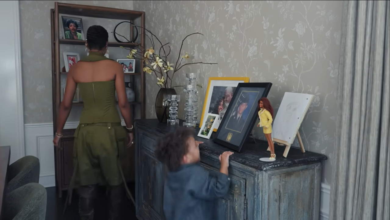 She explained that she normally keeps it out so her son can always see everybody in his family, prompting little Leo to say "Dada." | Source: YouTube/@Archdigest