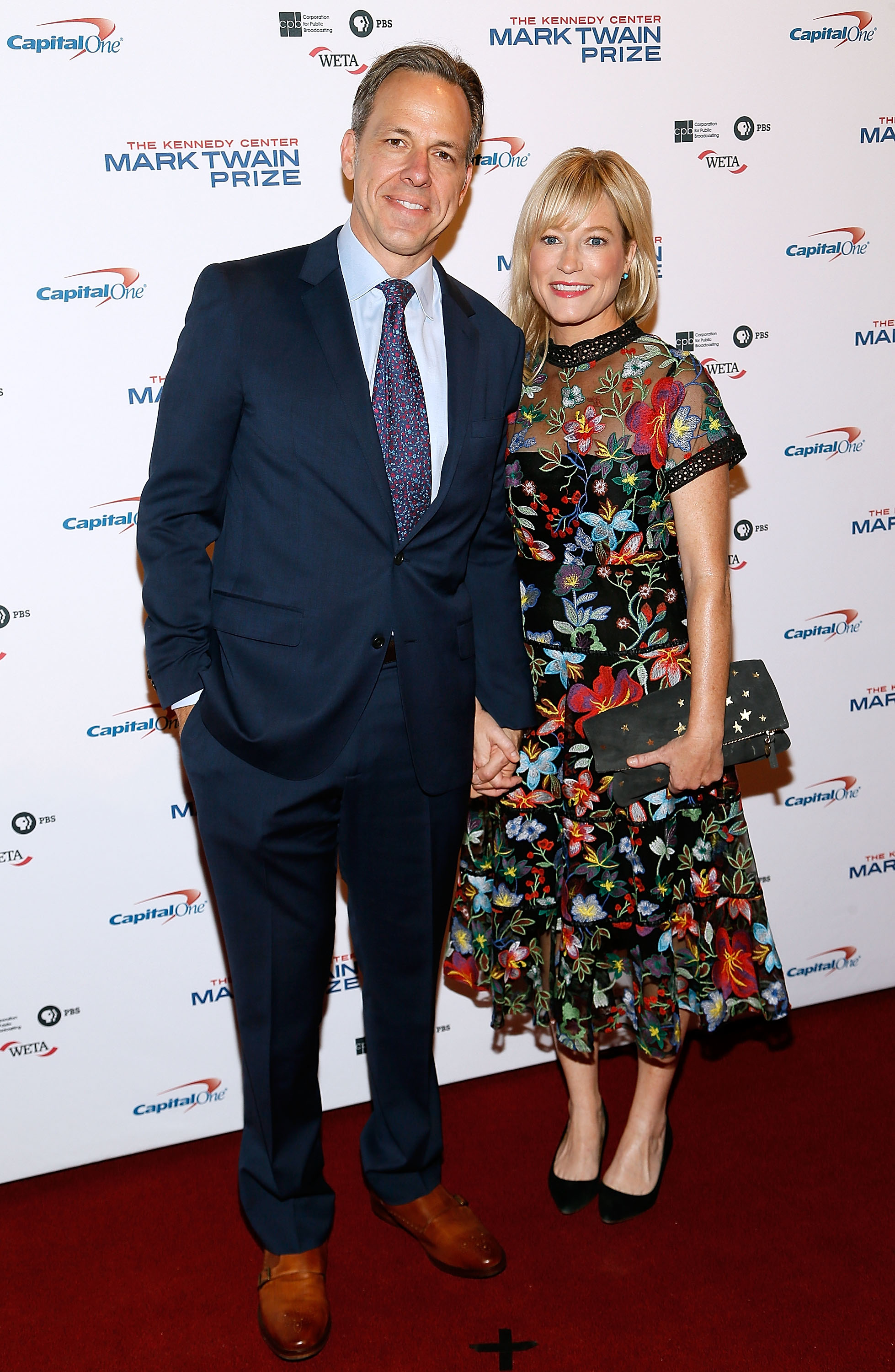 Jake Tapper and Jennifer Marie Brown at the 2017 Mark Twain Prize for American Humor on October 22, 2017, in Washington, D.C. | Source: Getty Images