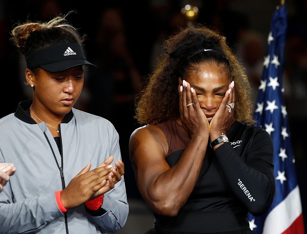 Serena Williams in tears next to a downcast Naomi Osaka who beat her in the 2018 US Open Finals. | Photo: Getty Images